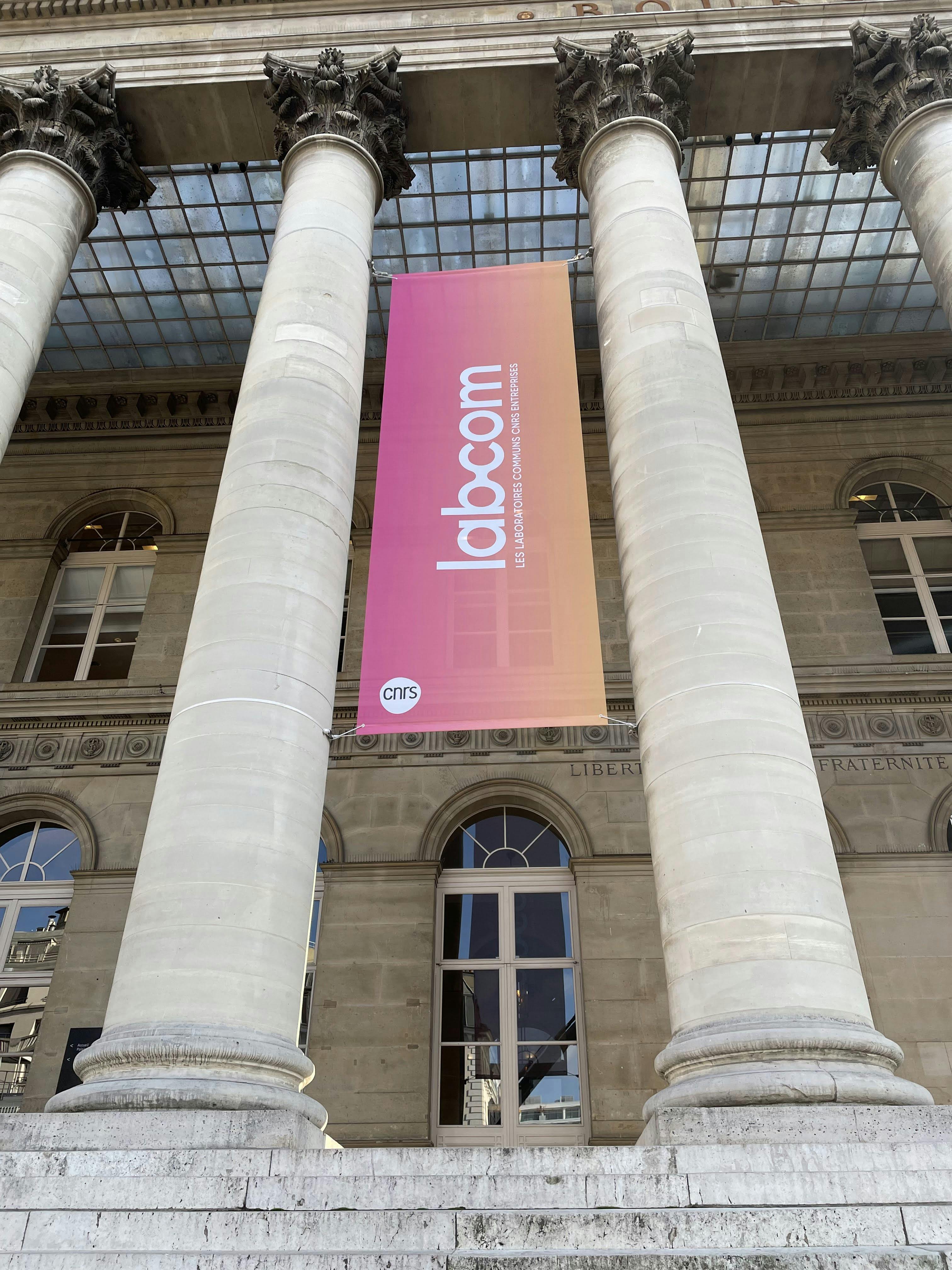 colonnes avec kakemono labcom