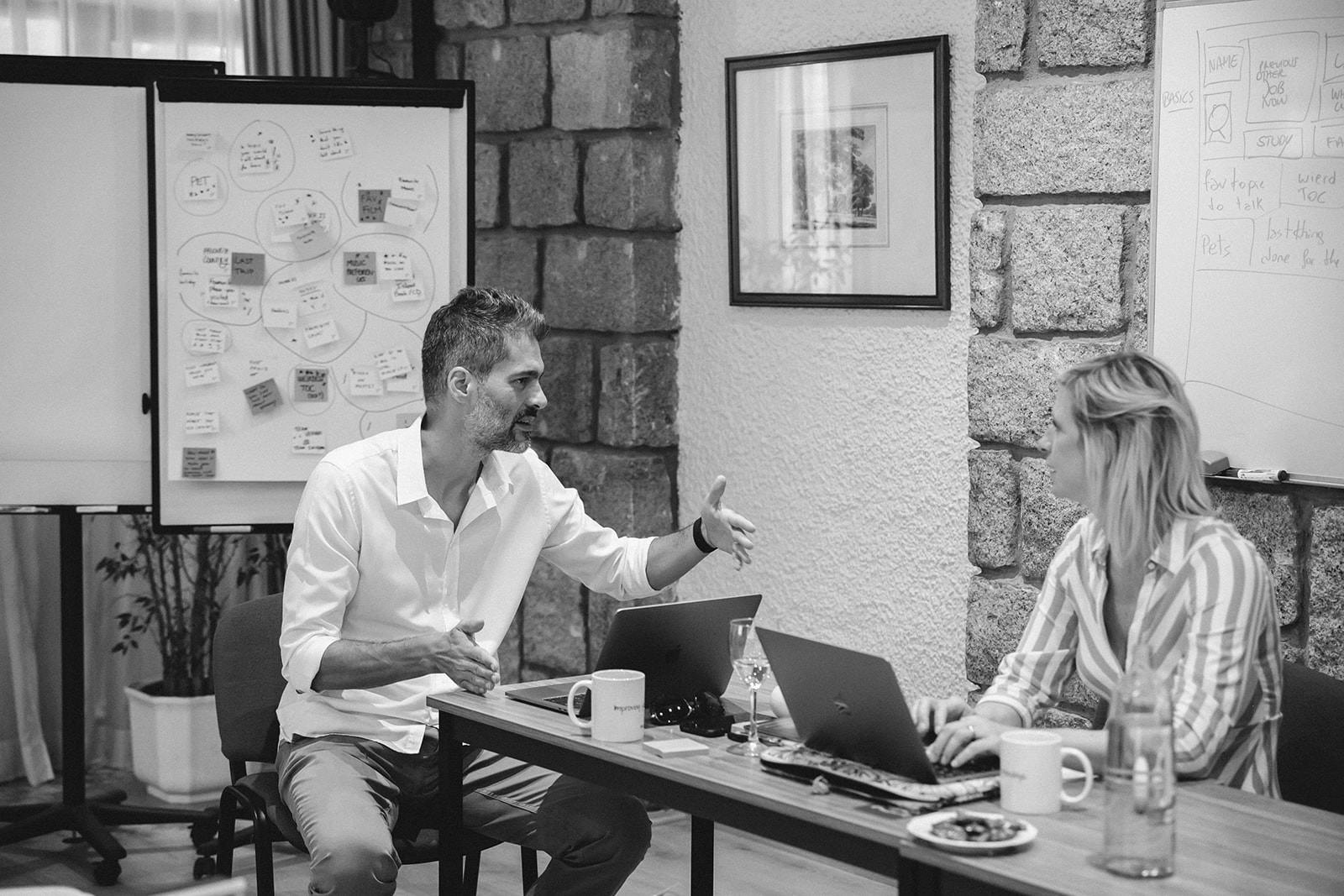 dos product owners trabajando en un proyecto