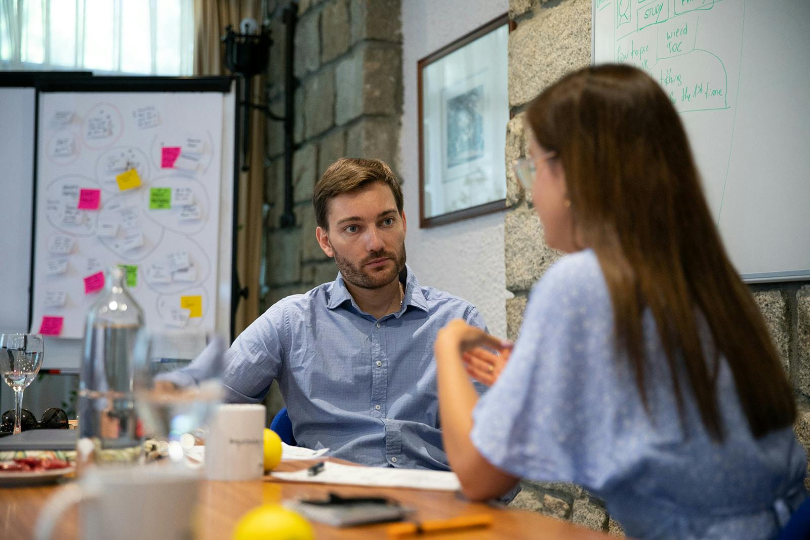 Dos colegas trabajando en su evaluación de madurez