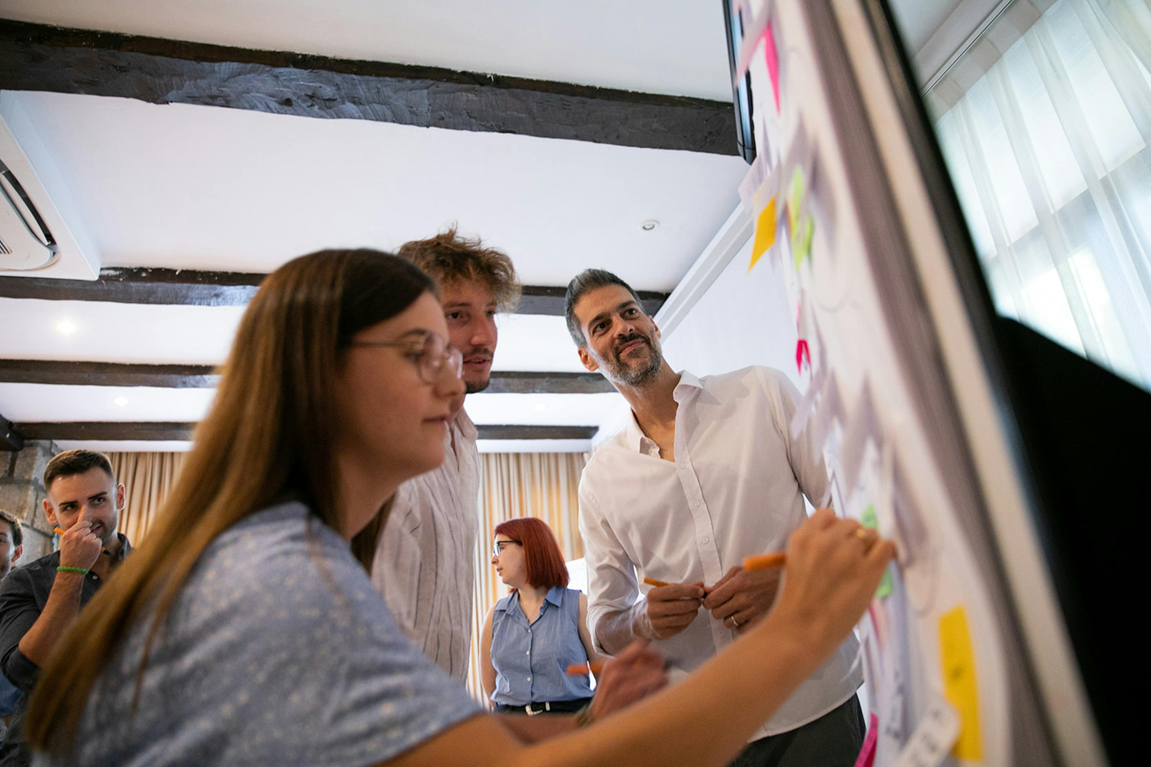 Un equipo escribiendo en una pizarra