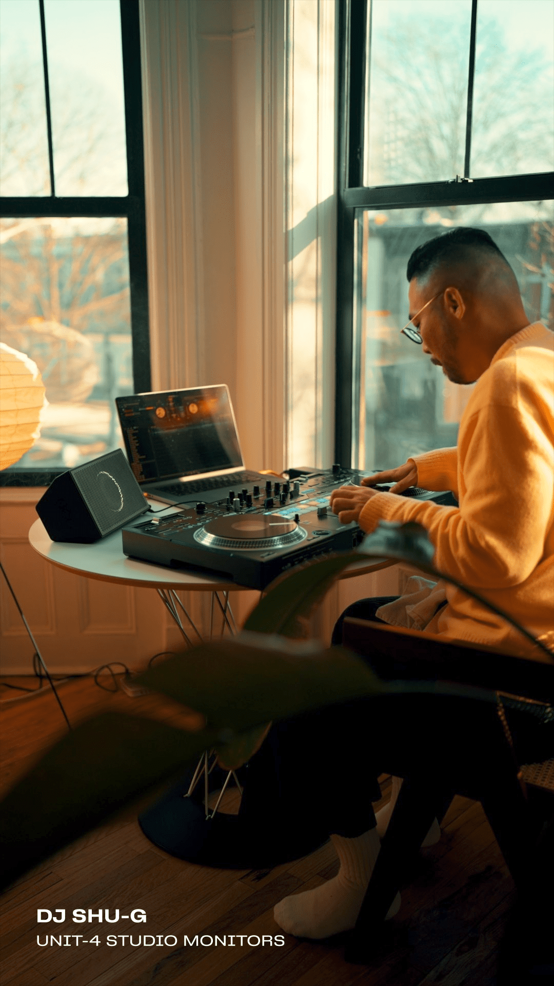 DJ SHU-G playing with AIAIAI UNIT-4 Studio monitors