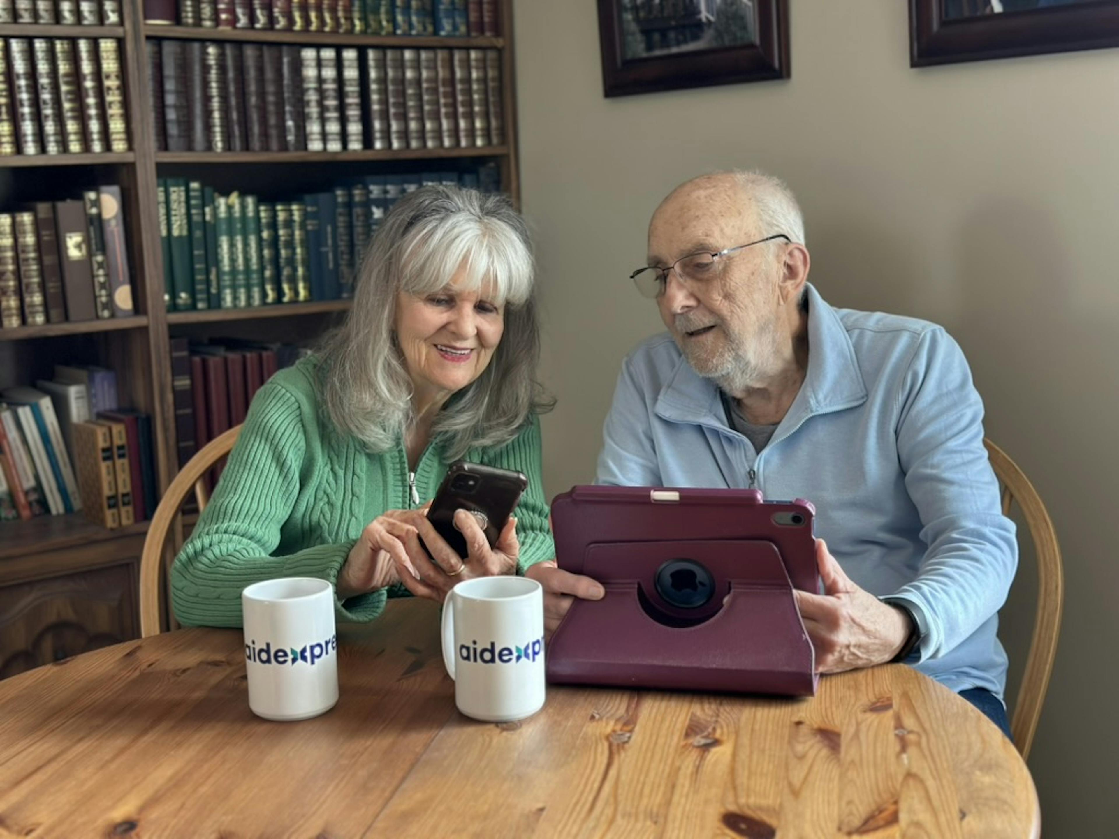 un couple regarde le site d'Aidexpress pour de l'information sur les services et soins à domicile et prendre rendez-vous pour avoir de l'aide à la maison