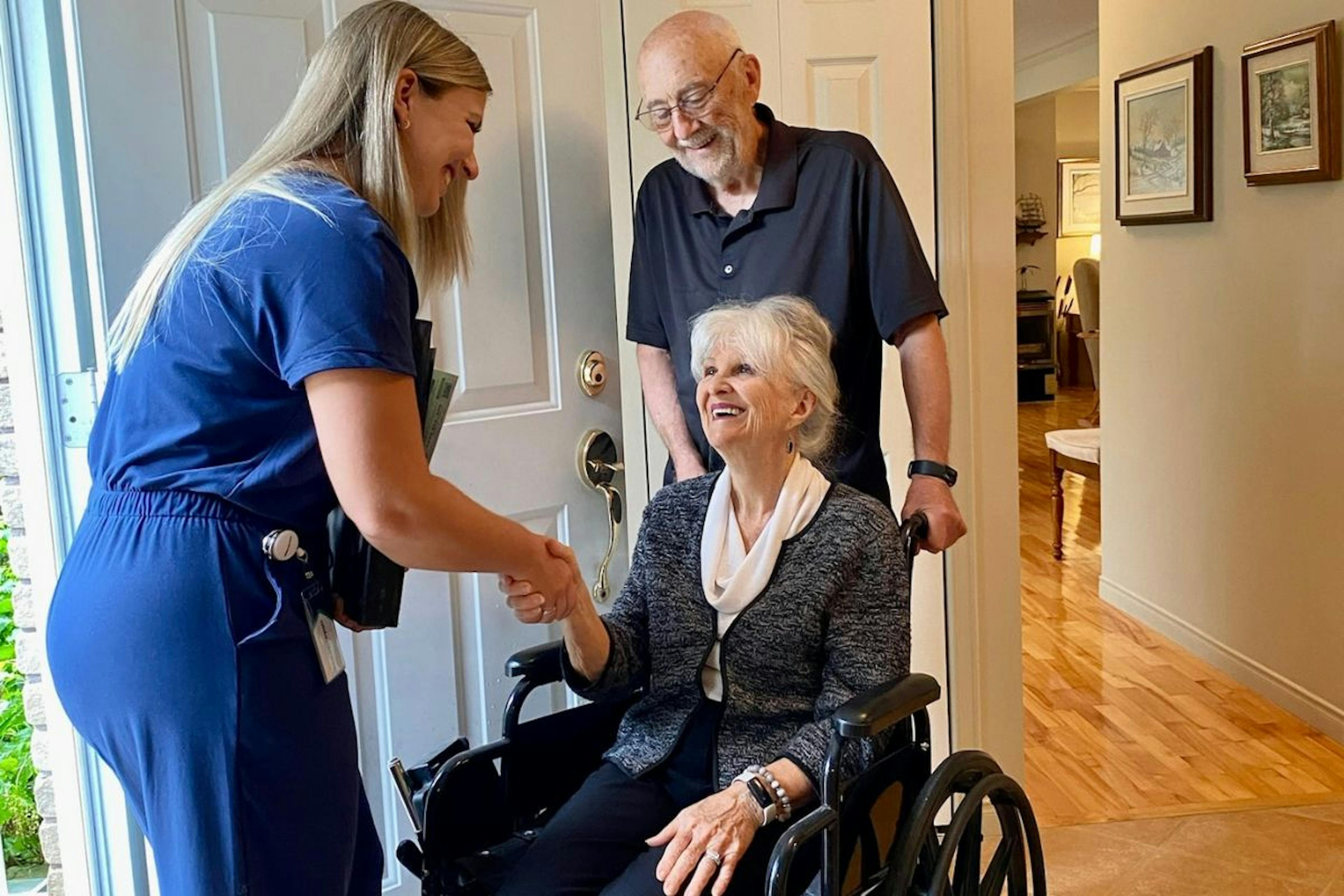 une aidante d'Aidexpress vient donner des soins à domicile au Québec et en Ontario