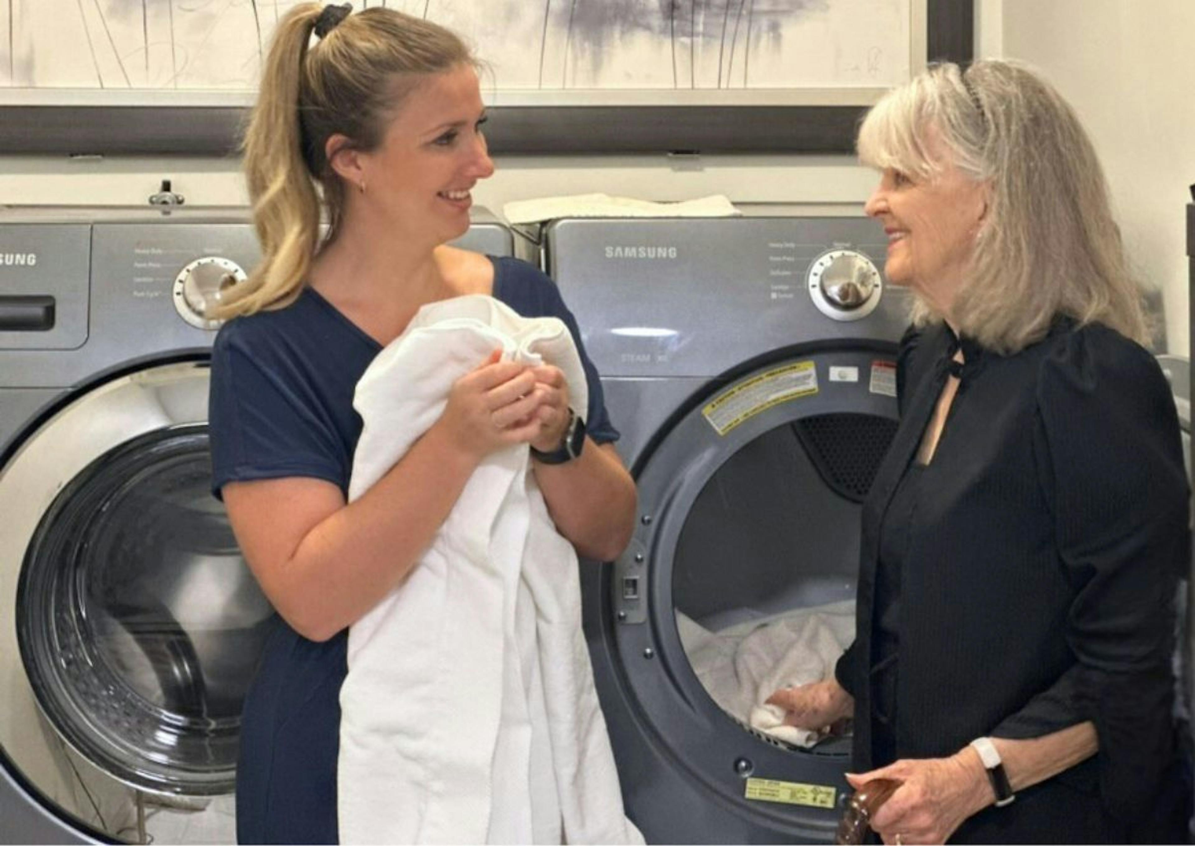 une aide domestique qui fait le lavage d'une personne âgée à son domicile