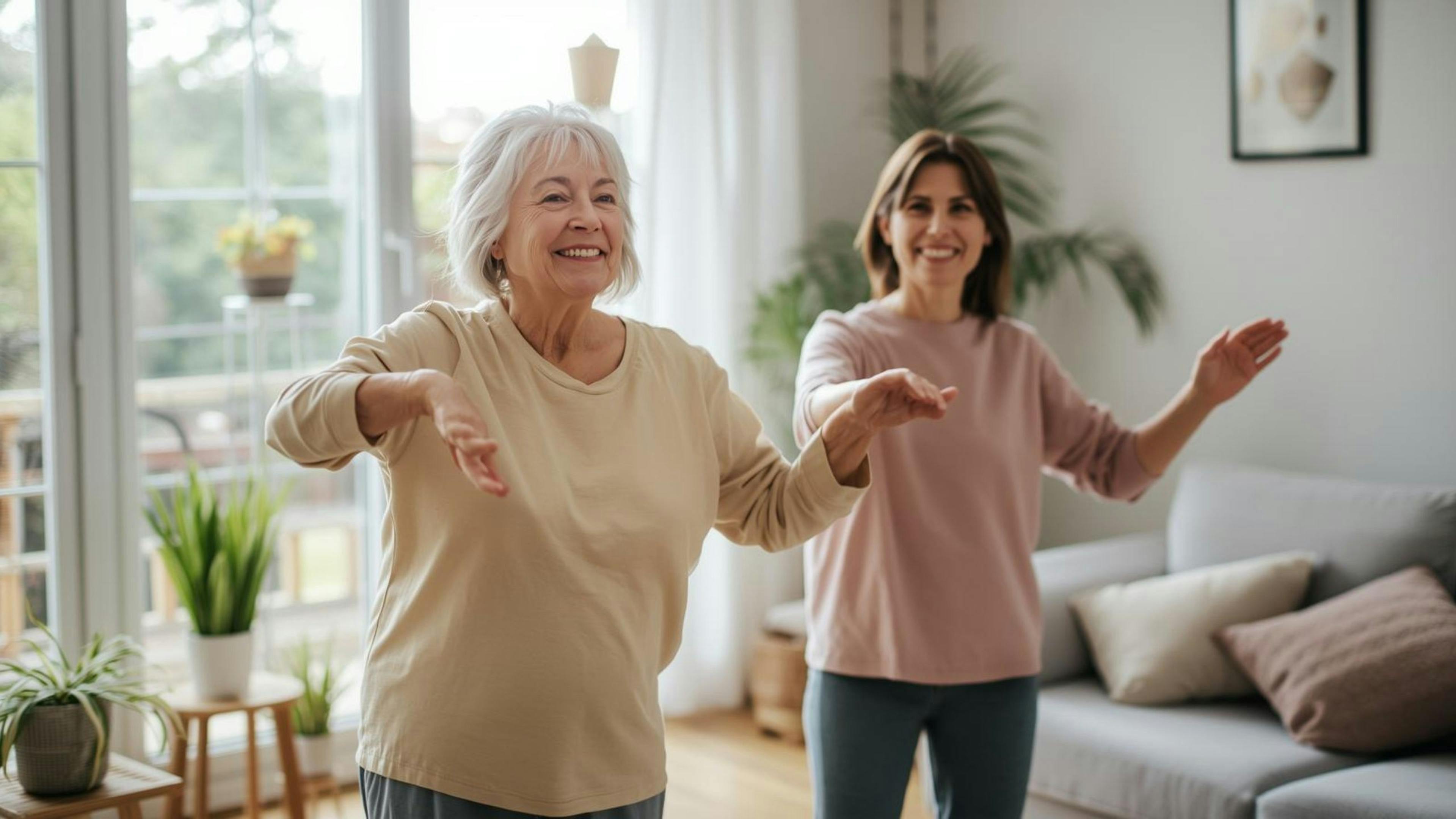 Accompagnement bienveillant à domicile : un aidant soutient une personne dans ses exercices de renforcement léger et sécuritaire.