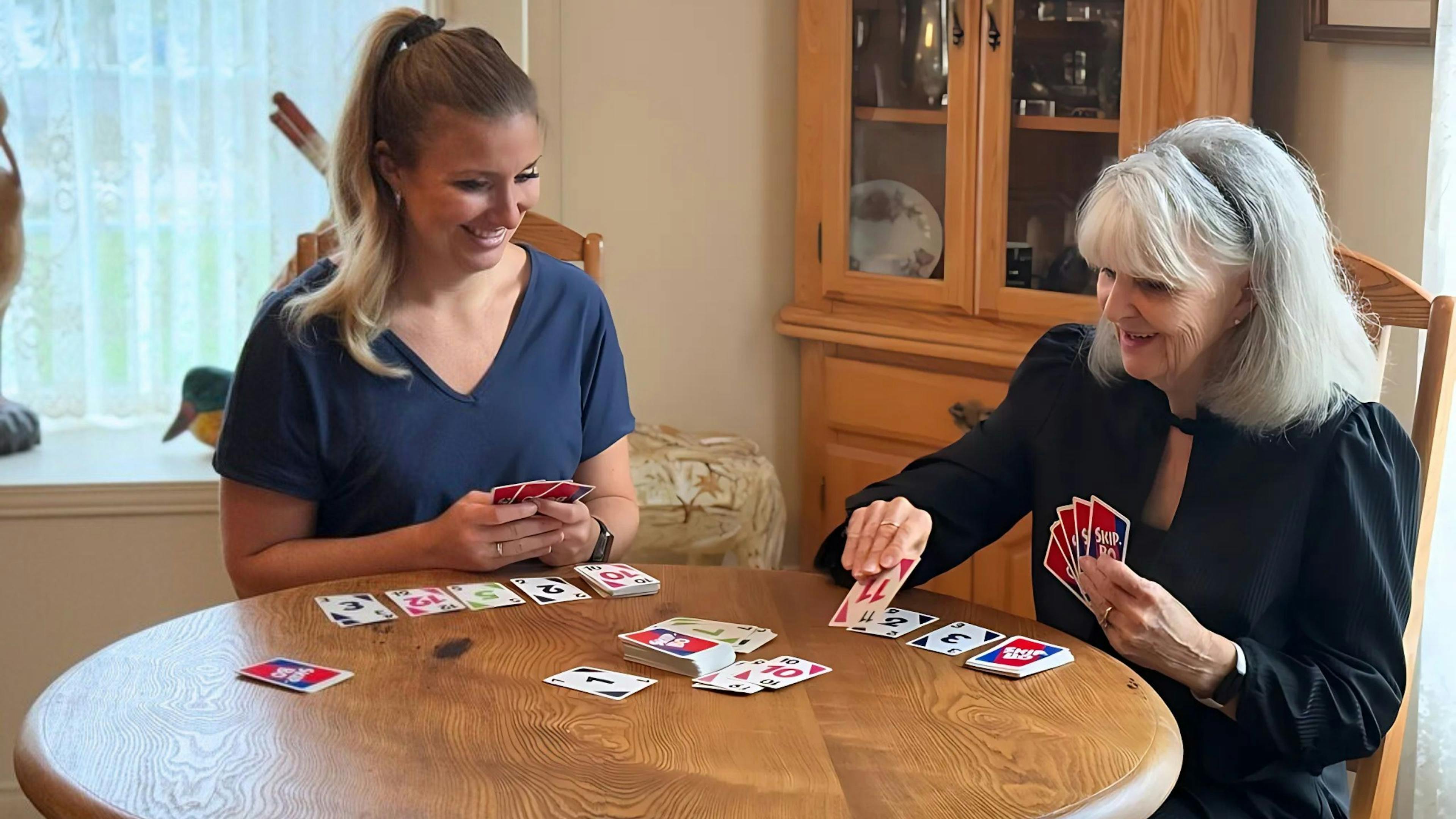 Activités cognitives avec un aidant : jeux, lecture et échanges pour favoriser la concentration et le bien-être mental.