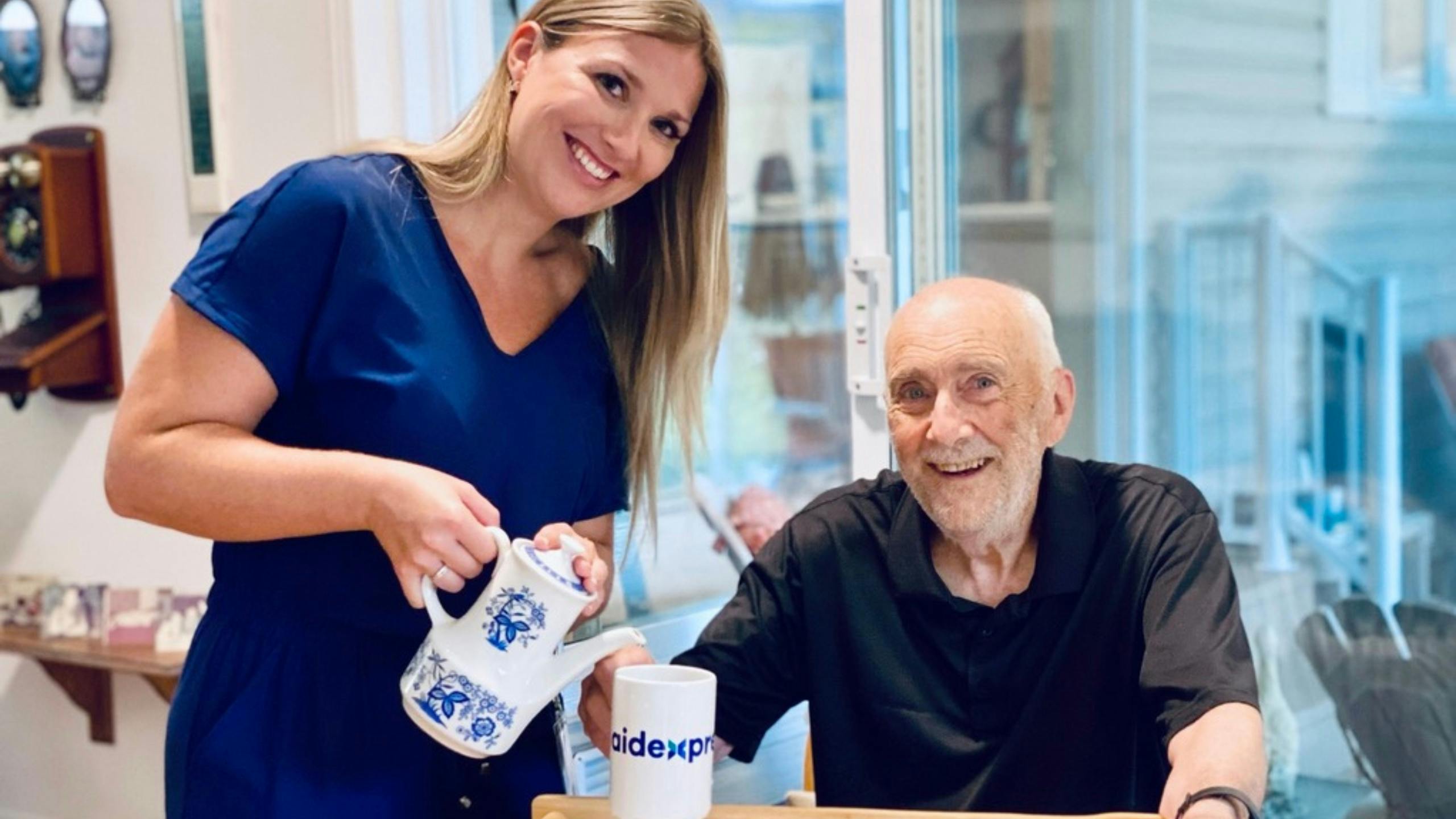 Présence réconfortante d’une aidante d’Aidexpress auprès d'une personne âgée