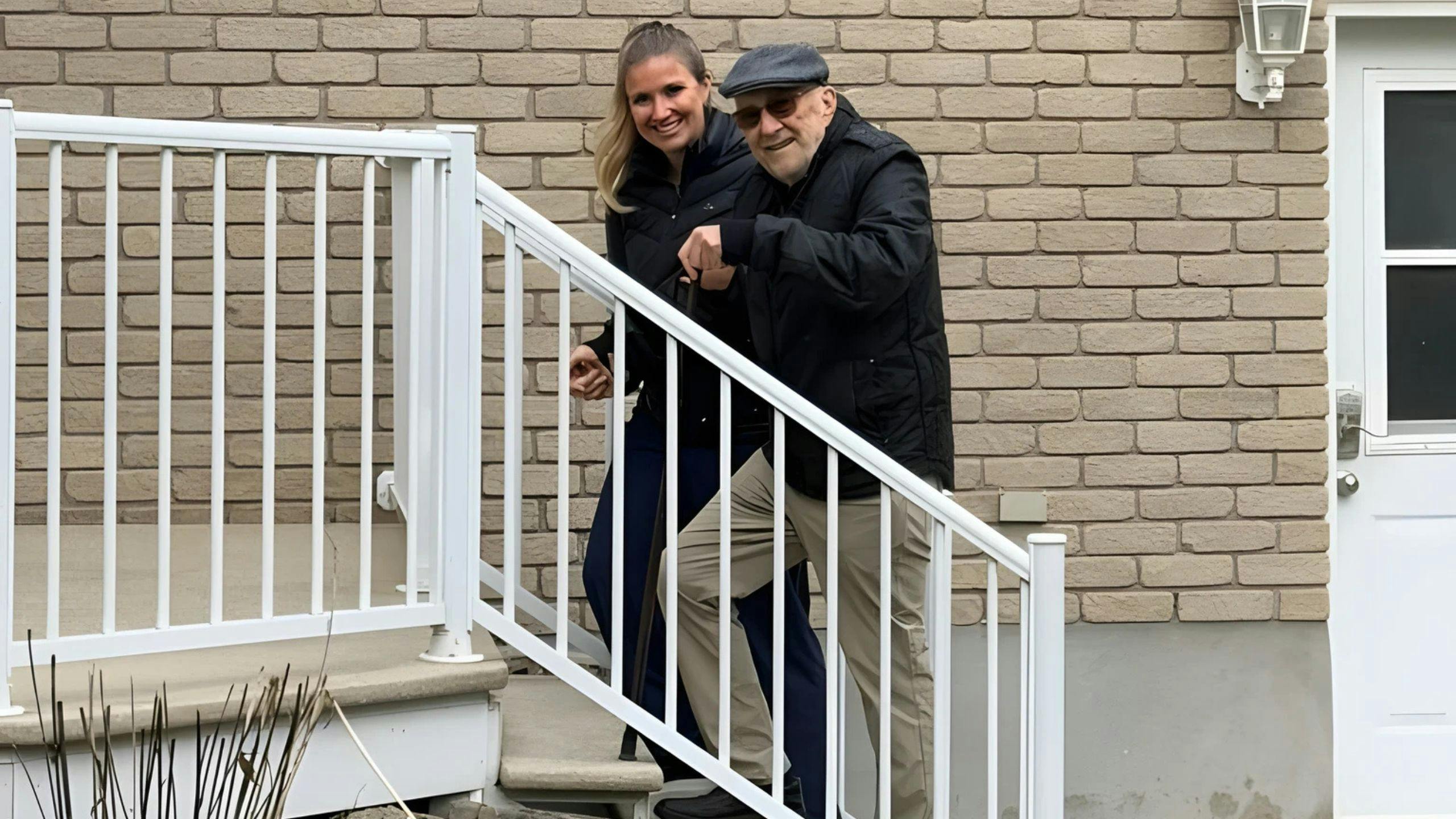 Personne âgée marchant avec son aidant d’Aidexpress pour se rendre à son rendez-vous médical.