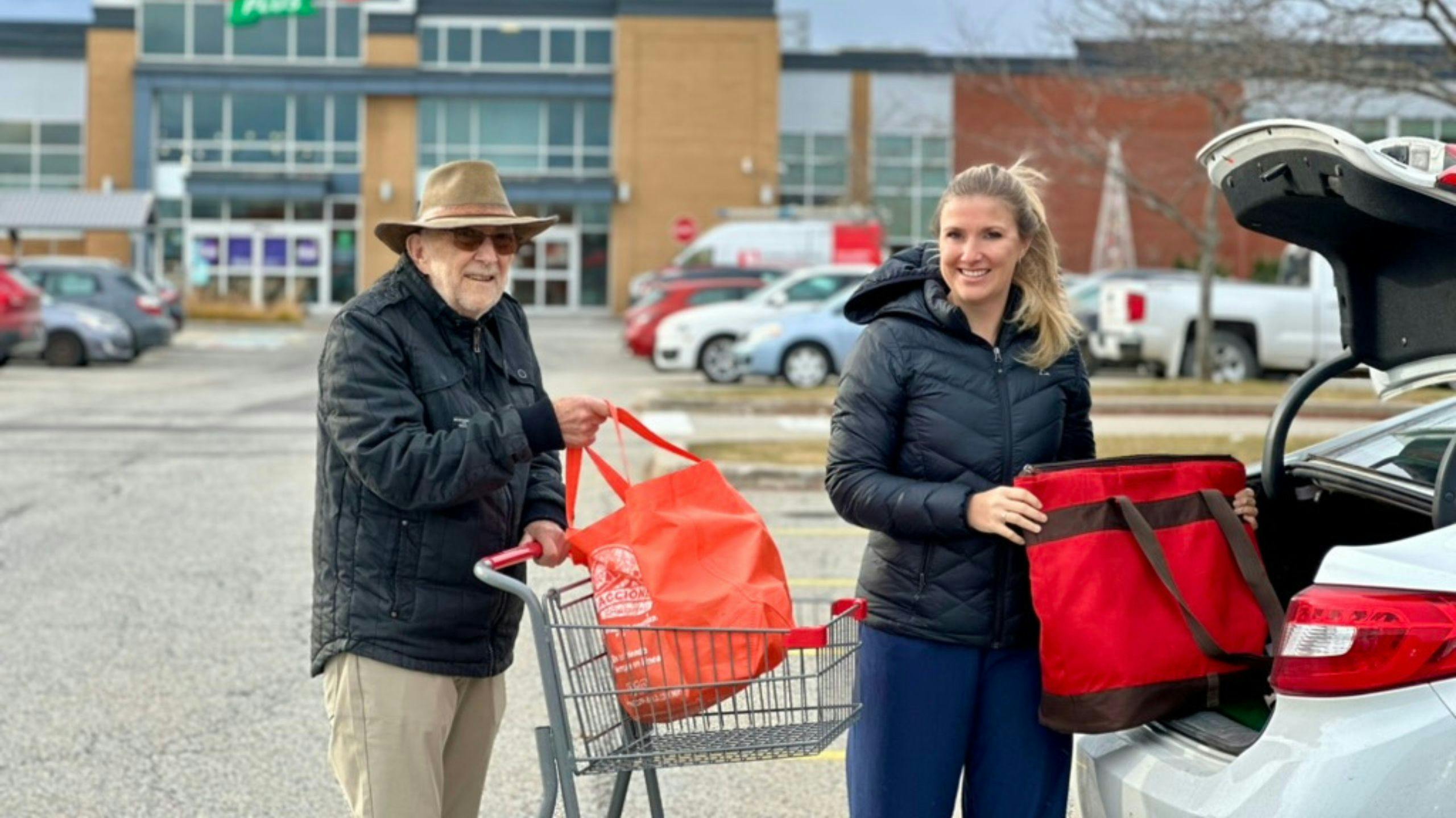 Aidante d’Aidexpress conduisant une personne à l'épicerie