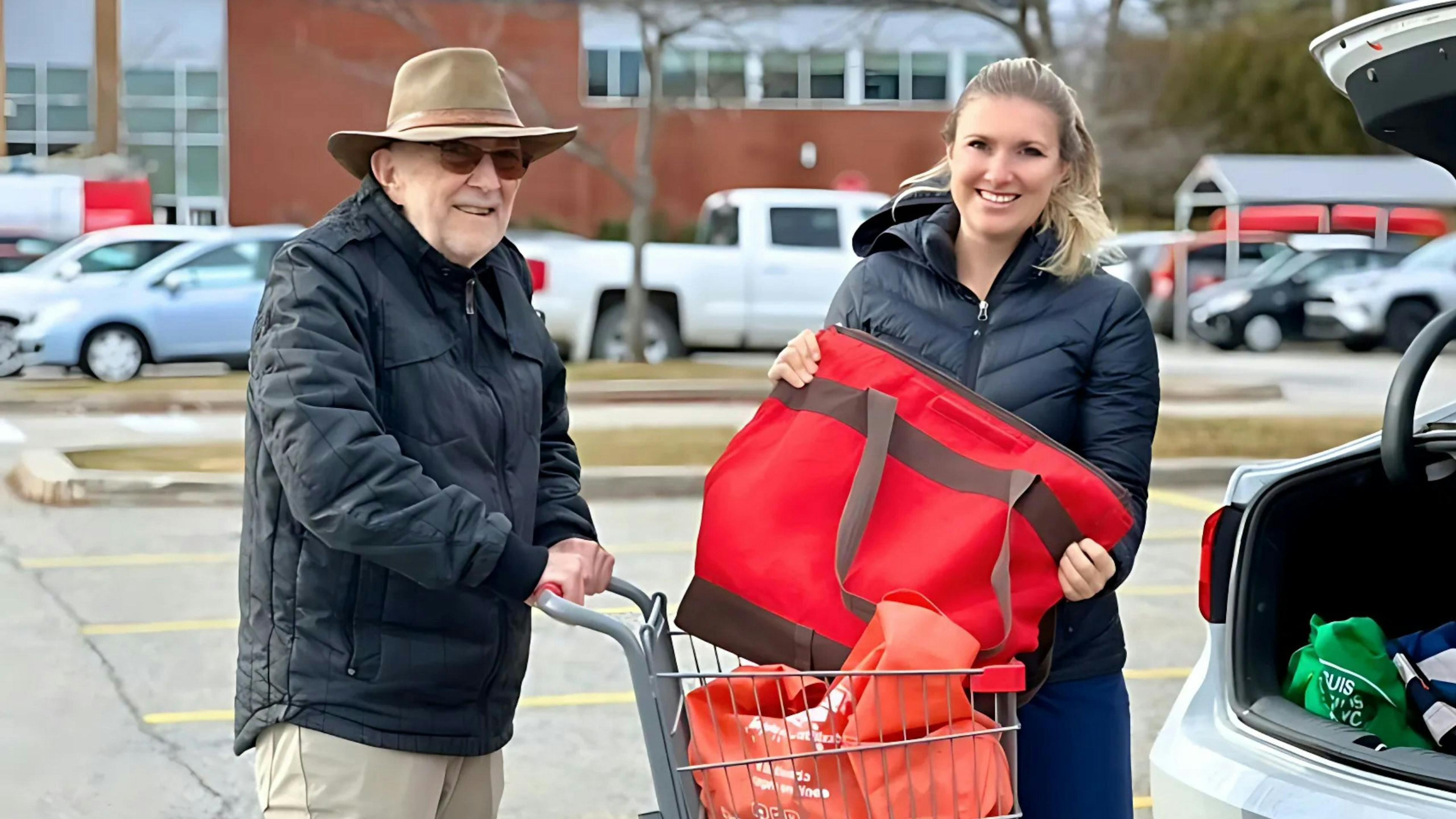 Aidante d’Aidexpress conduisant une personne à l'épicerie
