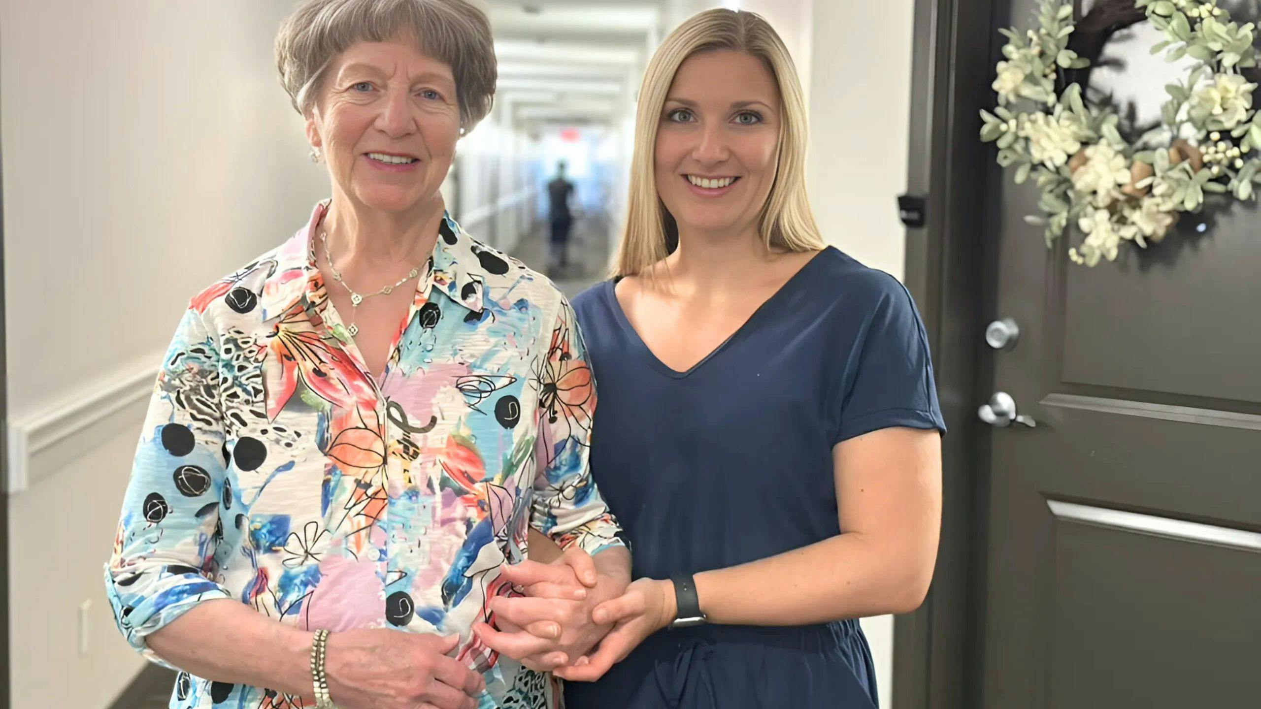 Aidante d’Aidexpress offrant une surveillance sécurisante à domicile, jour et nuit