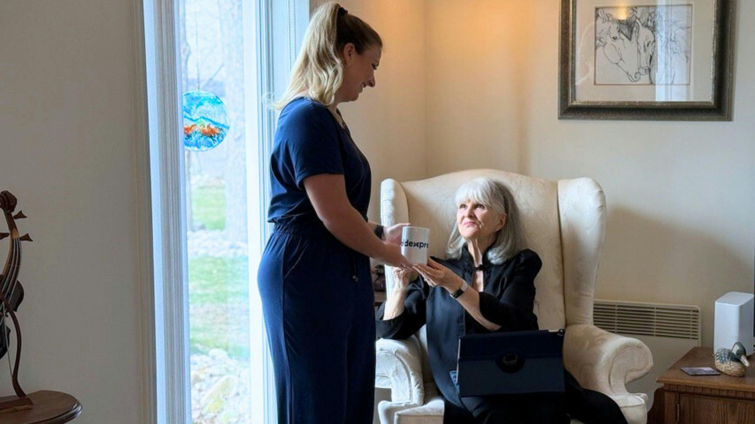 Aidante d’Aidexpress offrant un accompagnement et une surveillance sécurisante à domicile à une personne âgée