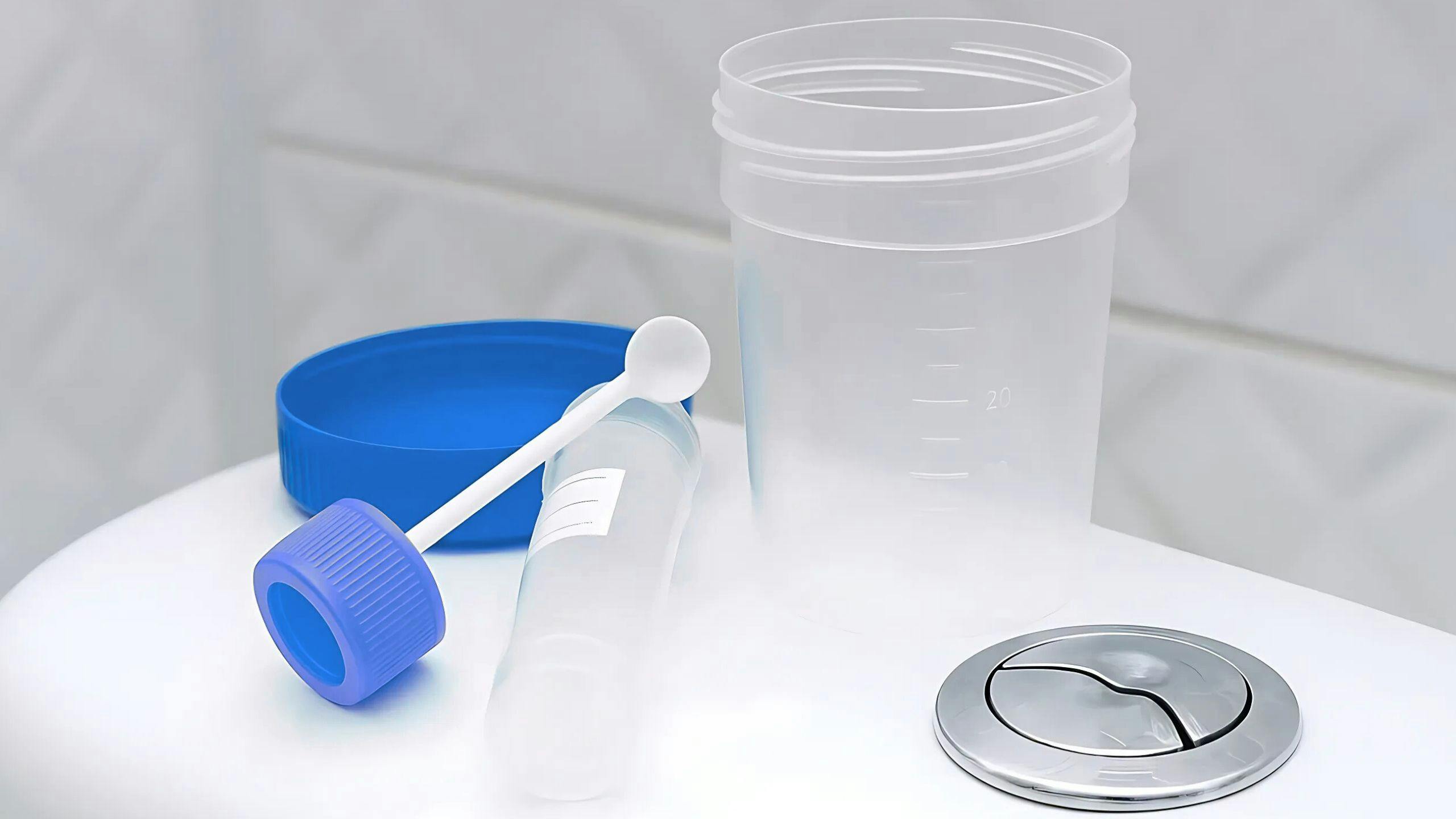 Préposée Aidexpress aidant une personne âgée à effectuer un prélèvement d’urine à domicile, avec respect et hygiène.