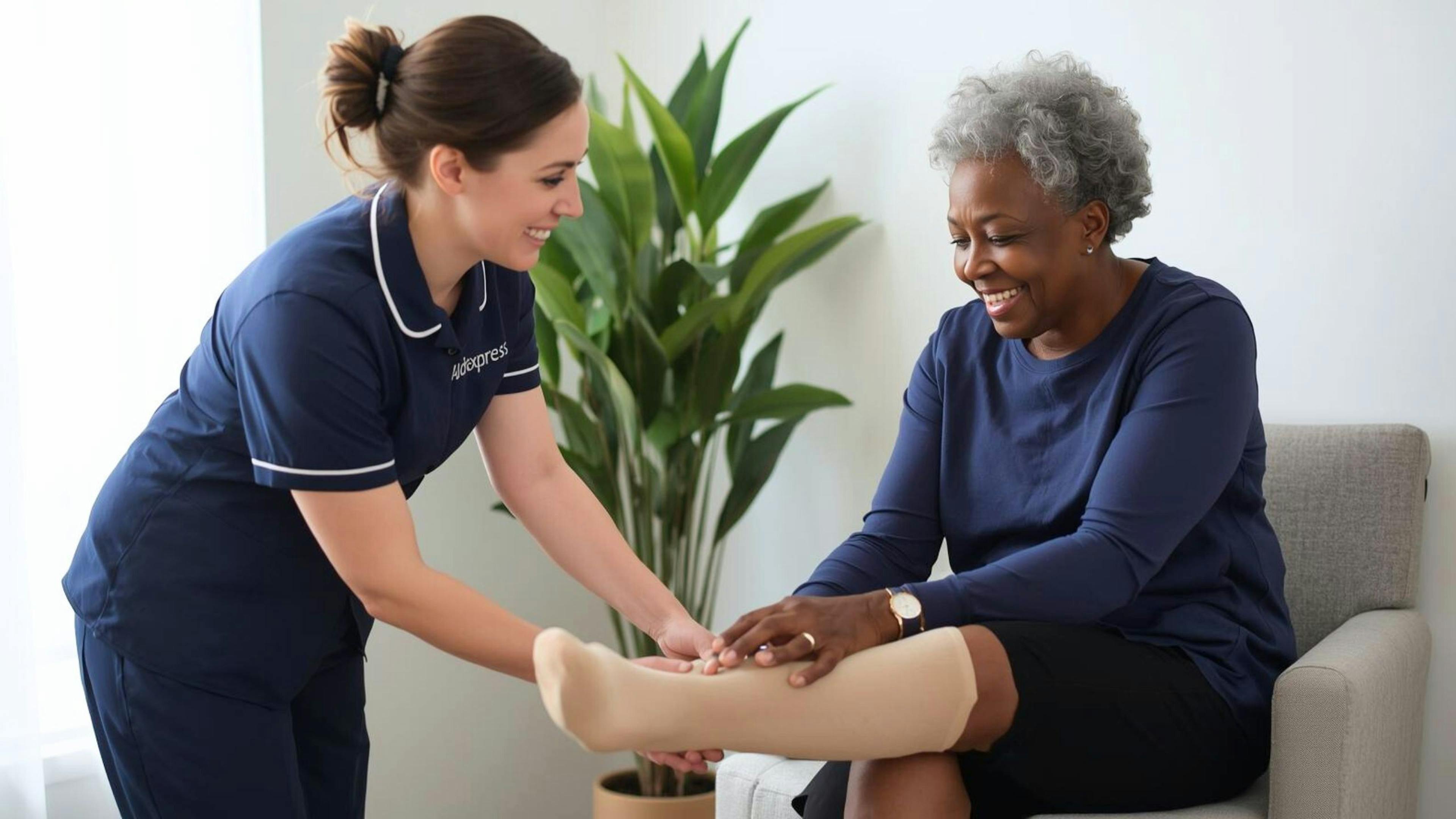 Une préposée Aidexpress en soins à domicile aide une personne âgée à enfiler ses bas de compression de classe 2, illustrant le soutien aux aînés et la prévention des problèmes de circulation.