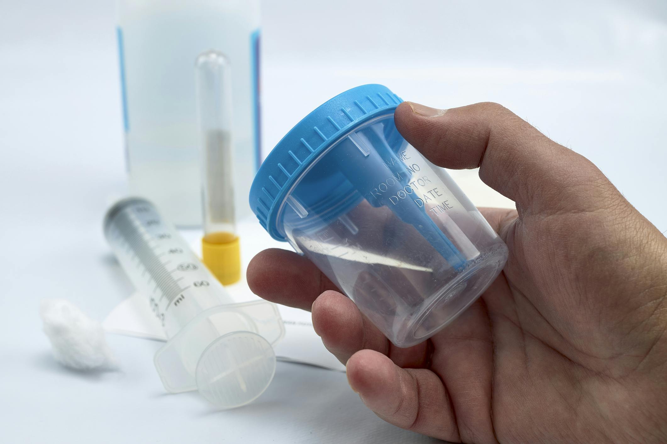 Contenant pour prélèvements de spécimen (urine et selles).