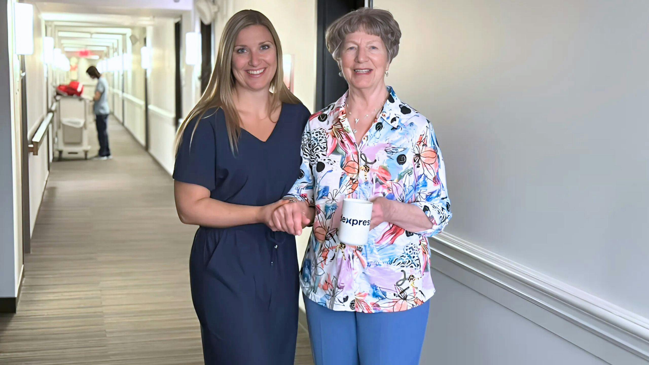 Aîné recevant une aide supplémentaire personnalisée dans sa résidence.