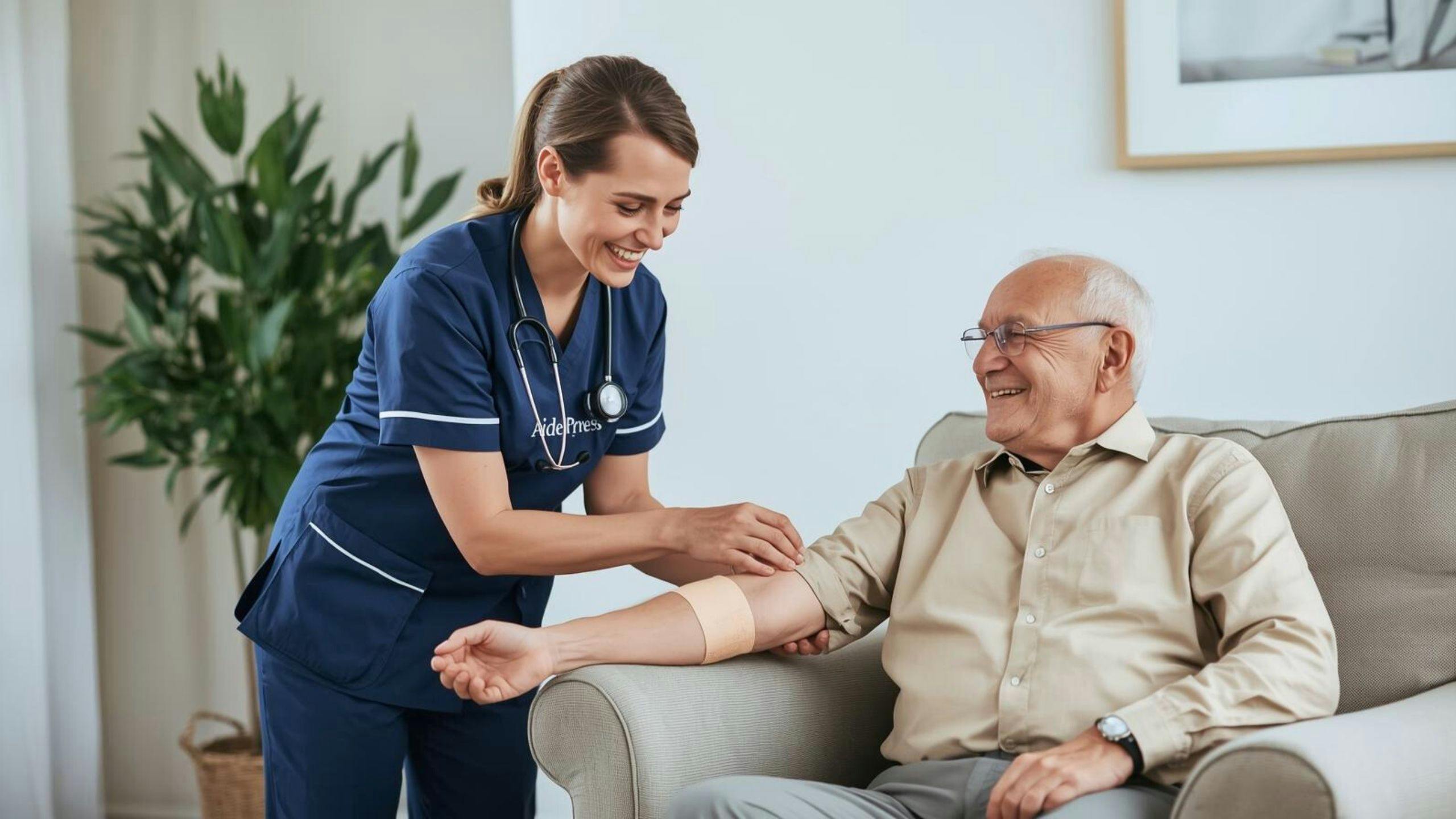 Infirmière à domicile Aidexpress changeant le pansement d’une personne âgée, assurant des soins infirmiers sécuritaires et personnalisés à la maison.