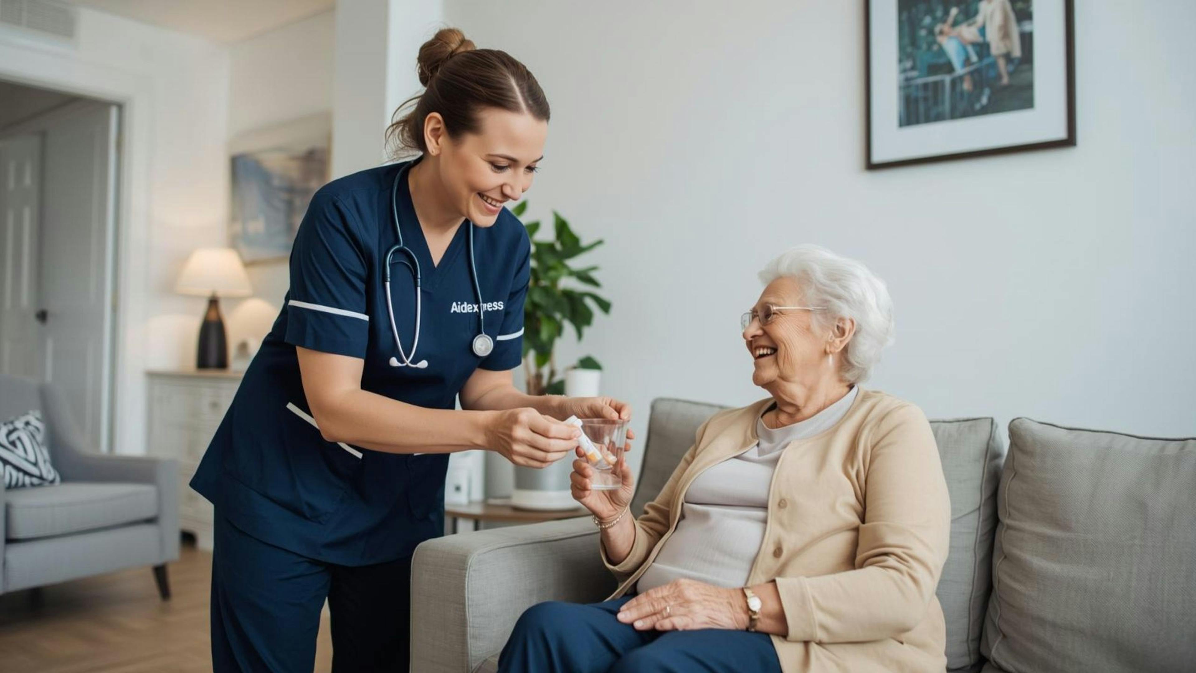 Infirmière à domicile Aidexpress administre des médicaments à une dame âgée, offrant des soins infirmiers bienveillants et personnalisés à la maison