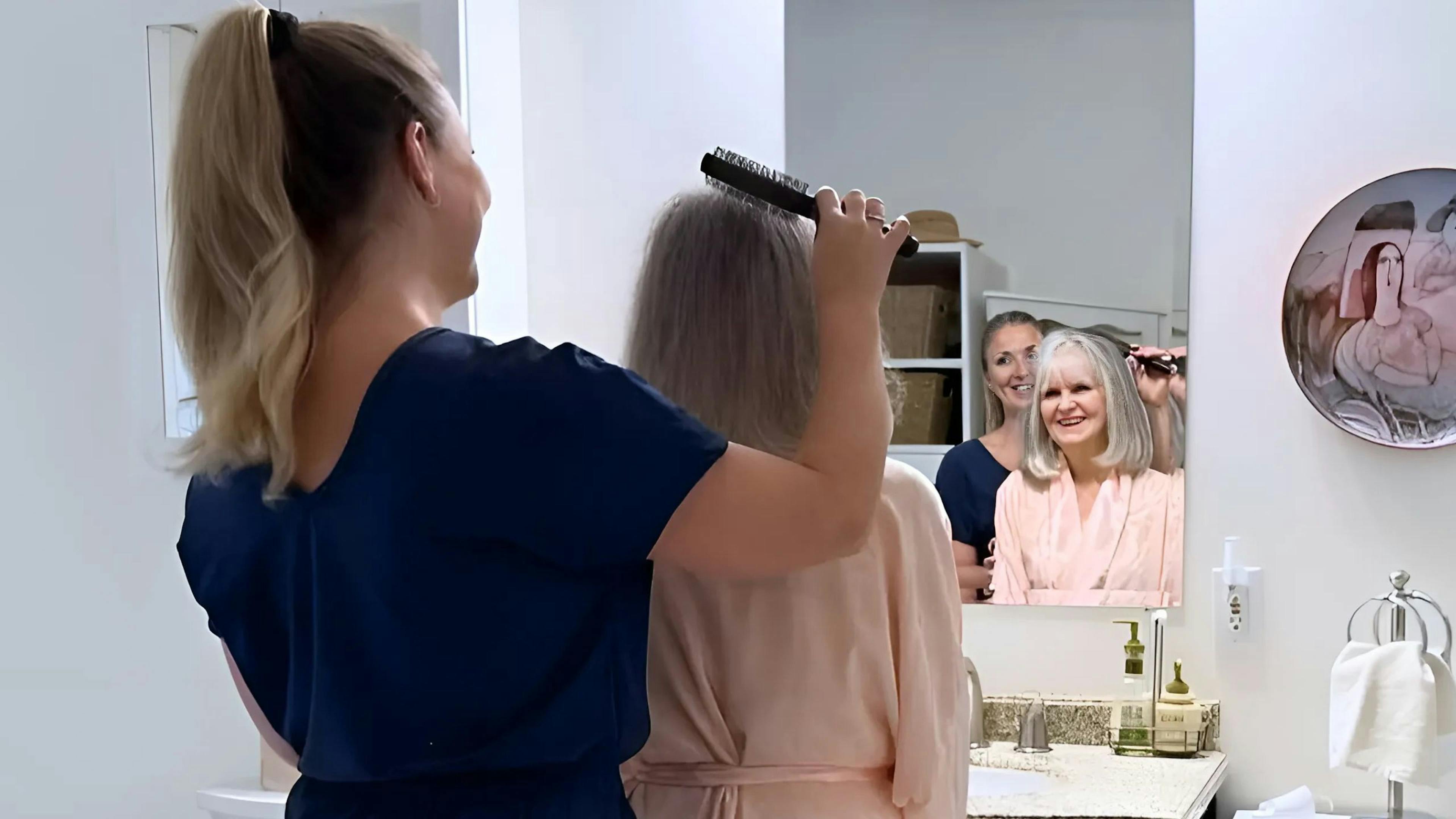 Préposée Aidexpress aidant une femme âgée à faire sa toilette