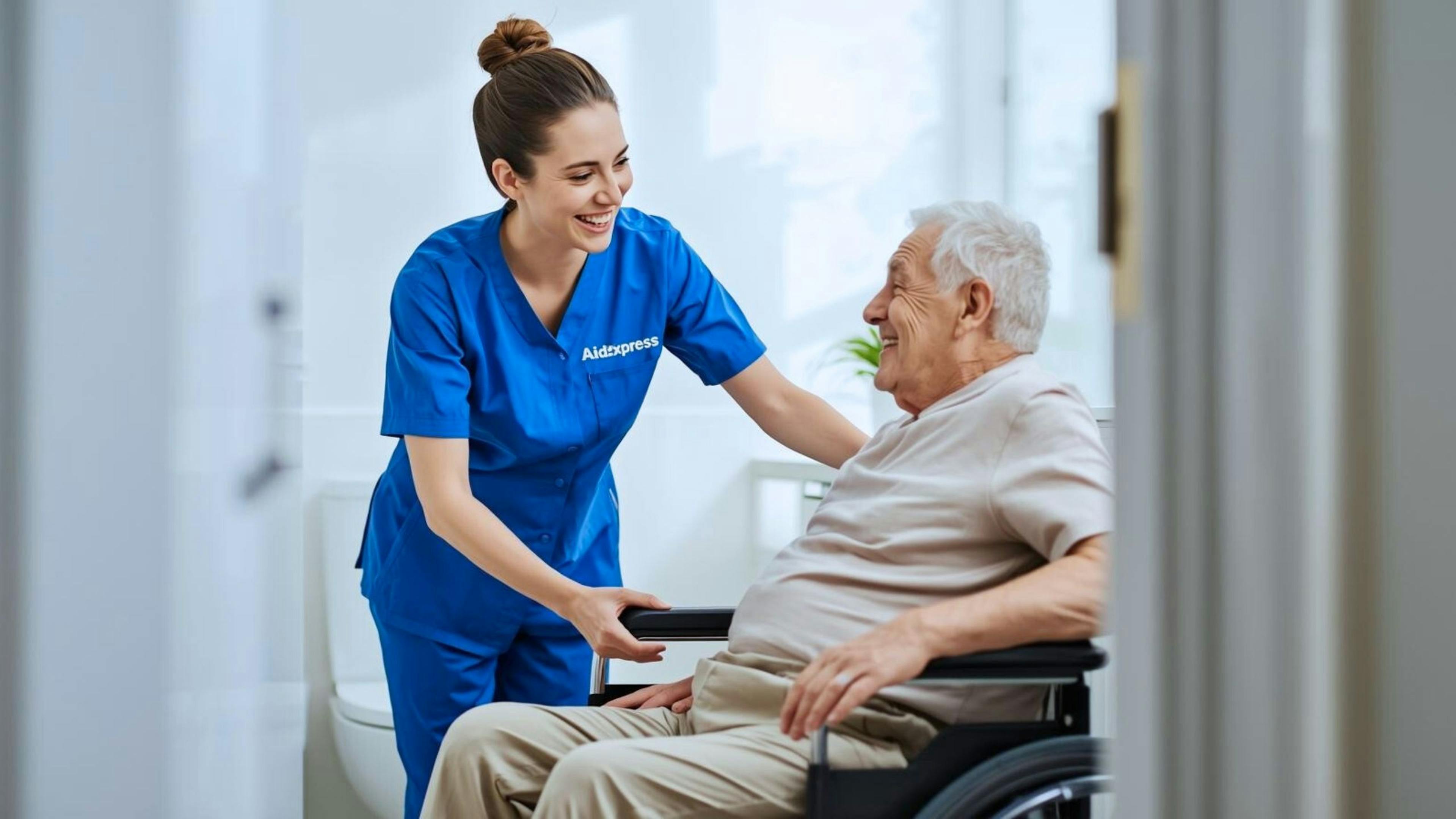 une préposée aide un homme en chaise roulante pour aller à la toilette pour changer sa culotte d'incontinence