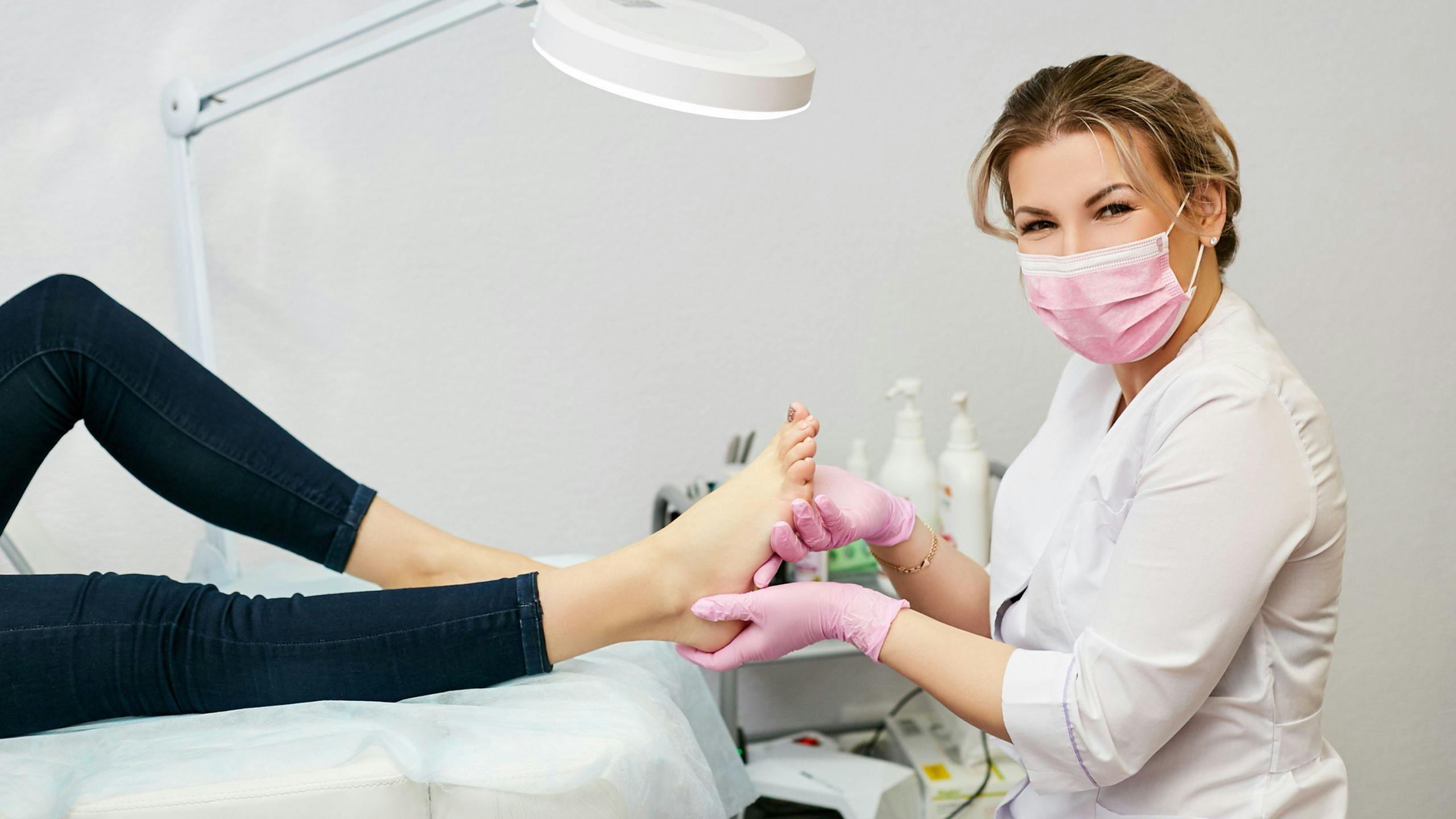 Podologue Aidexpress offrant un soin de pieds à domicile: coupe des ongles, traitement des callosités et conseils de prévention pour le confort et la santé des pieds des aînés.