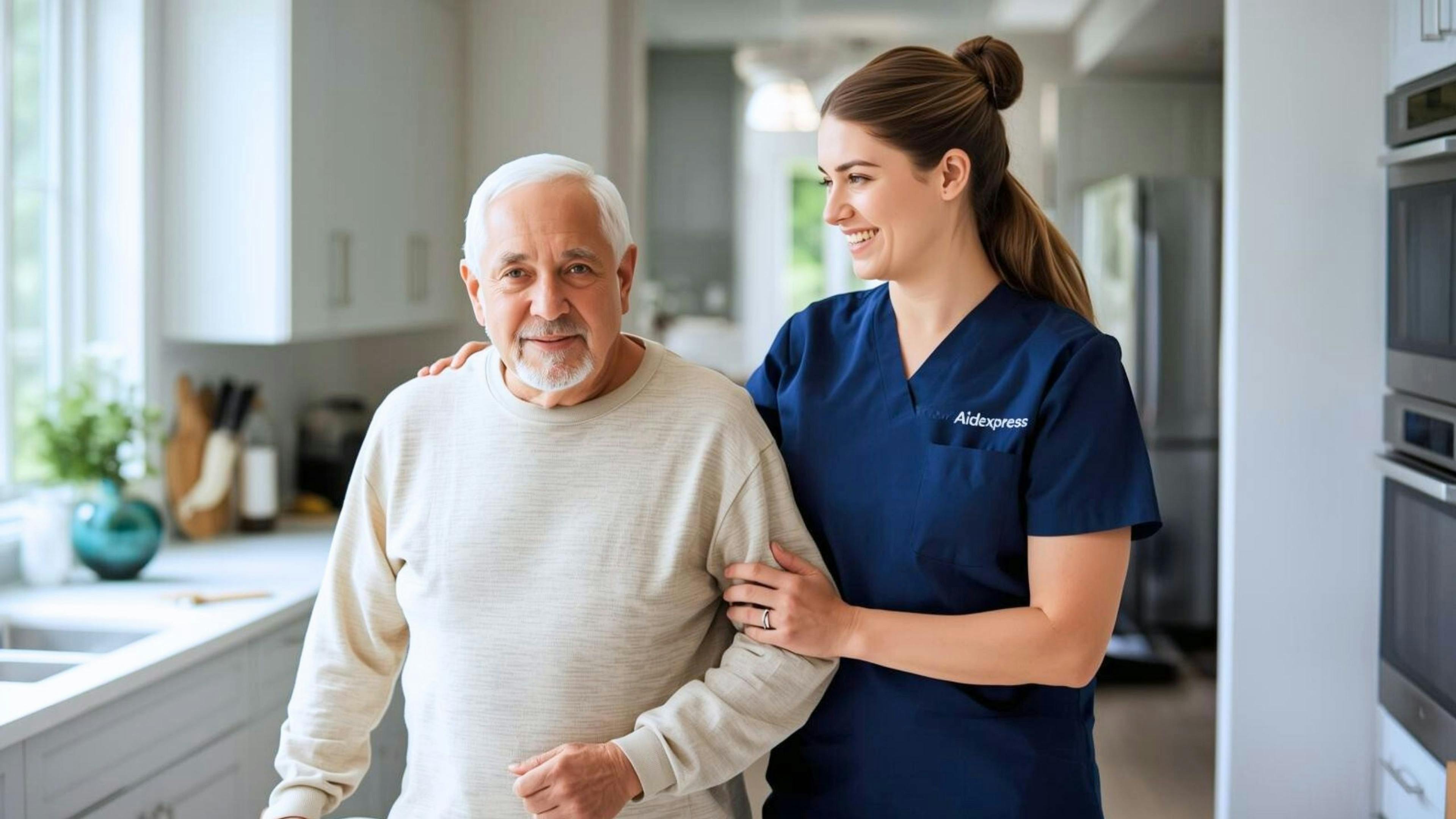 Une préposée Aidexpress offre des soins à domicile en aidant un homme âgé à se déplacer dans sa cuisine, illustrant l’accompagnement des aînés