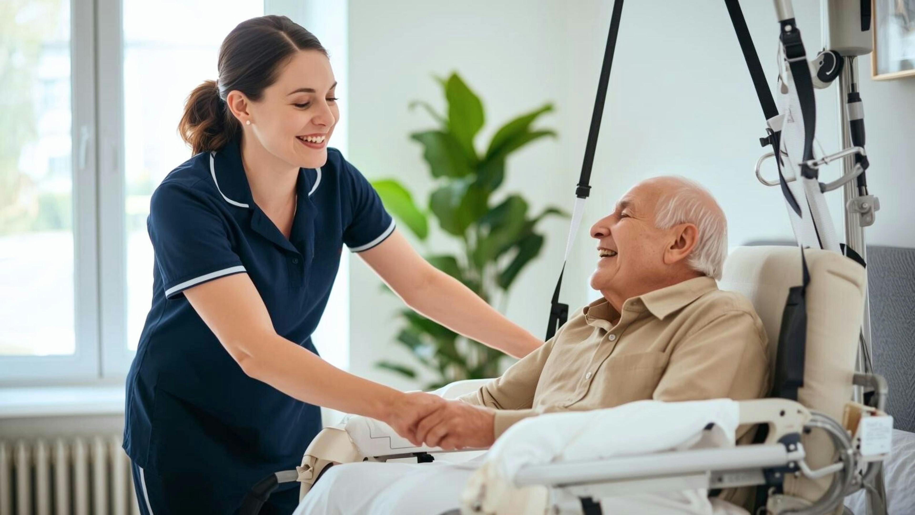 Une préposée Aidexpress en soins à domicile aide un homme âgé à se lever d’une chaise spécialisée, illustrant l’assistance aux aînés et l’utilisation d’équipements adaptés.