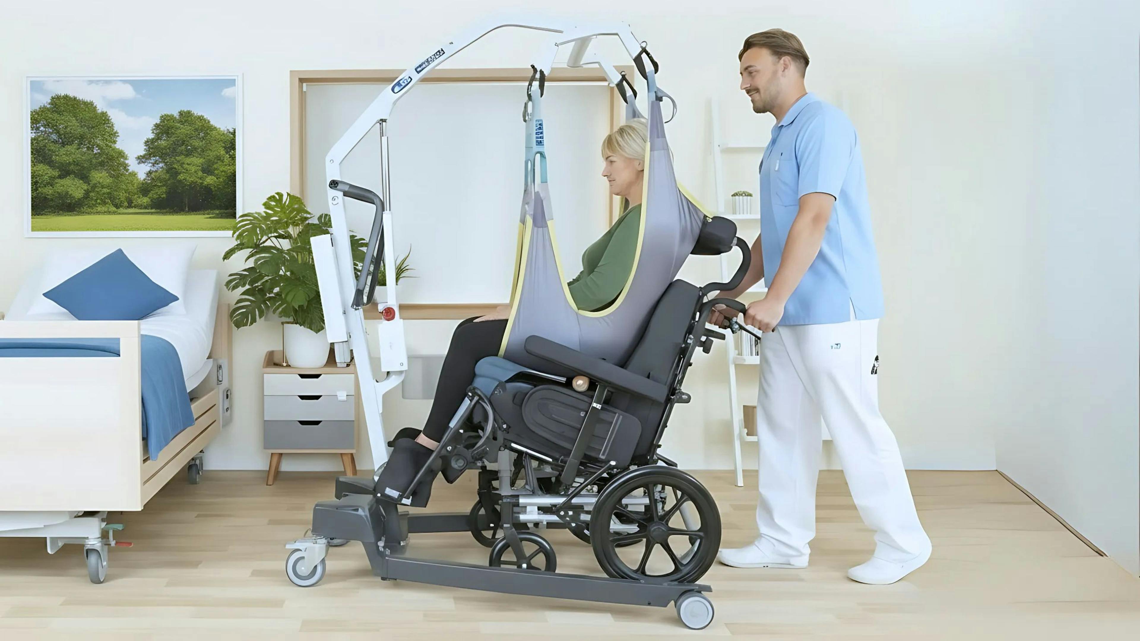 un préposé d'Aidexpress utilise un lève-personne pour déplacer une femme en fauteuil roulant dans son lit.