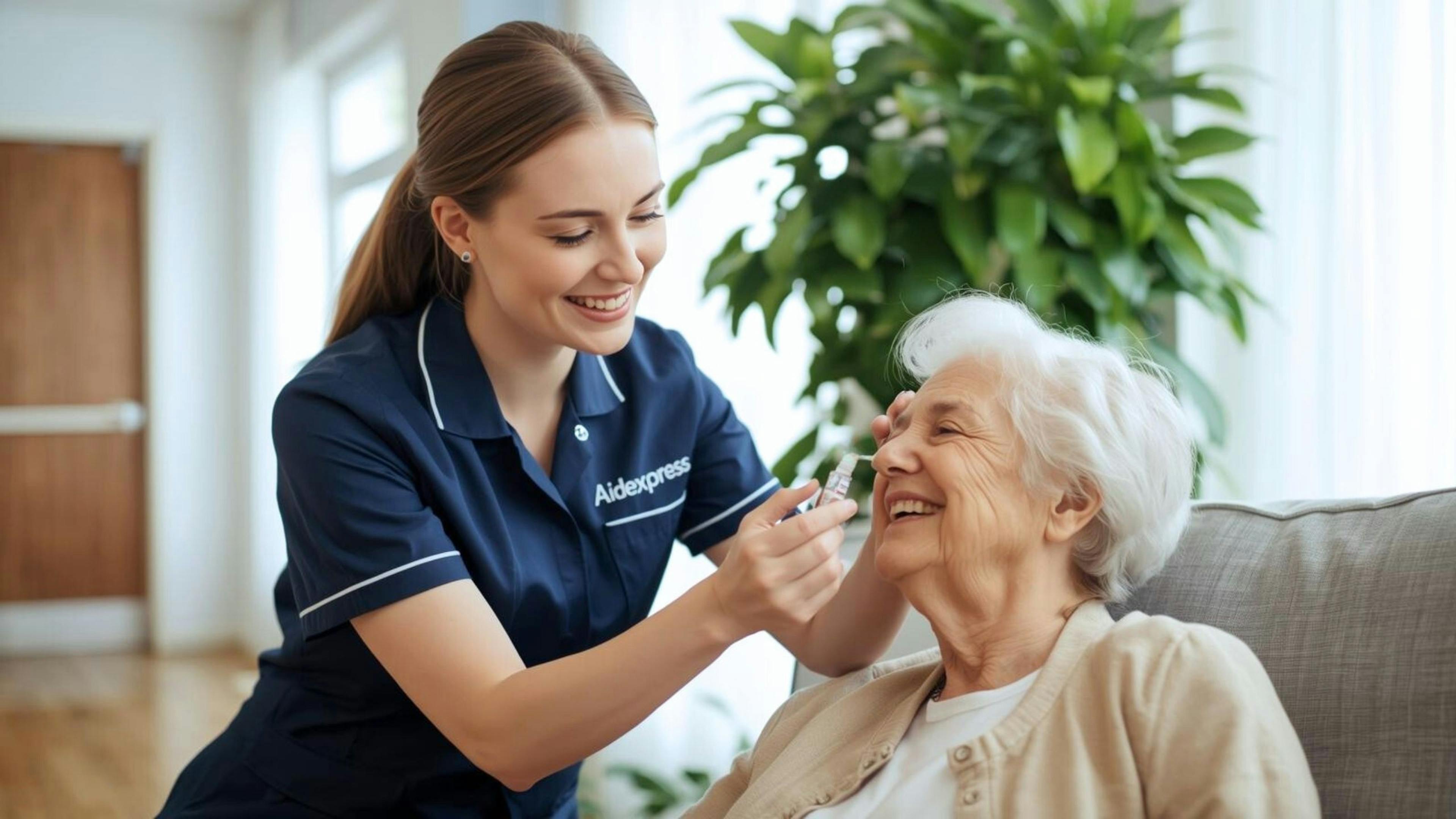Une préposée Aidexpress en soins à domicile aide une femme âgée à appliquer des gouttes ophtalmiques, illustrant le soutien aux aînés et l’assistance médicale sécuritaire.