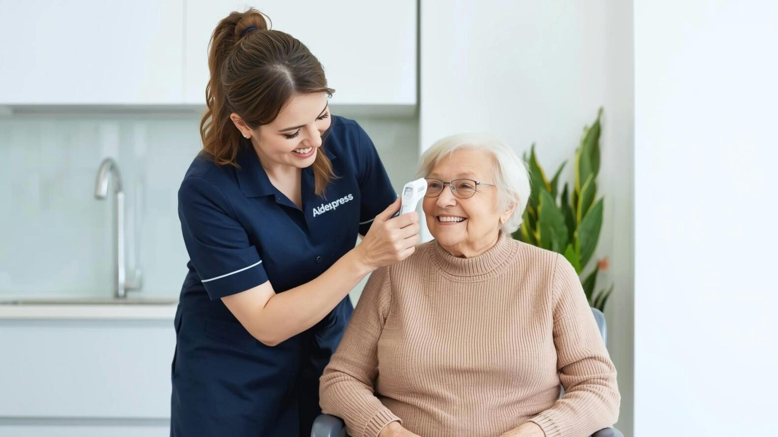 Une préposée en soins à domicile prend la température d’une femme âgée, illustrant le suivi de santé, la prévention et le soutien aux aînés à domicile.