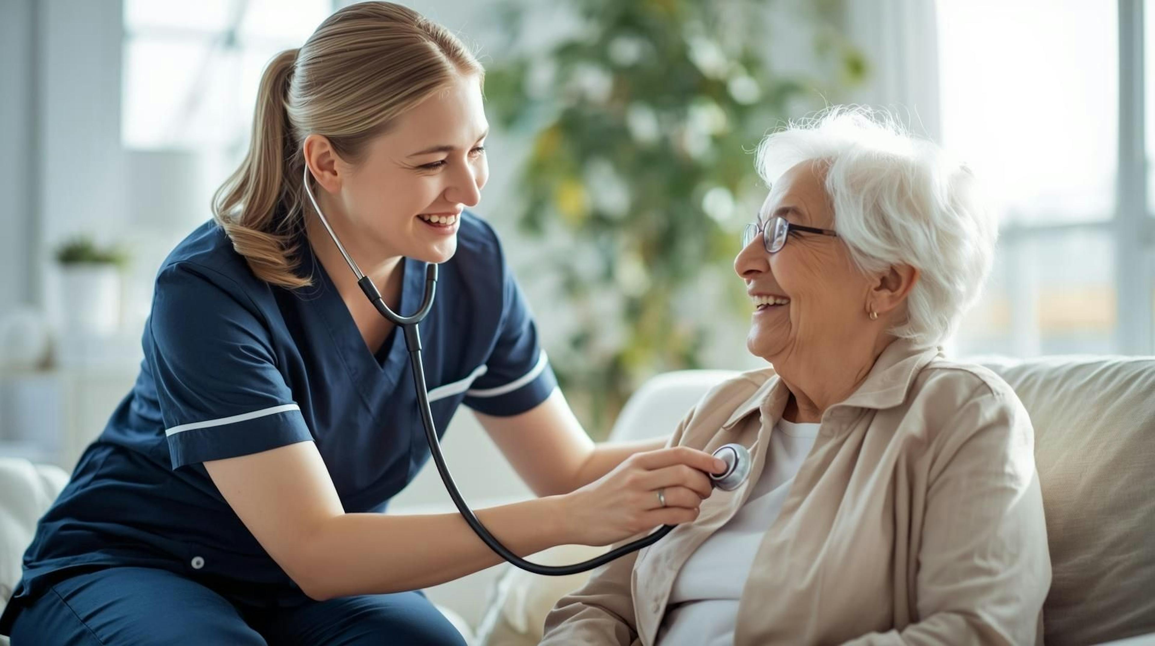 Infirmière à domicile prodiguant des soins professionnels : suivi de plaies, prise de signes vitaux et administration de médicaments directement à la maison du patient.