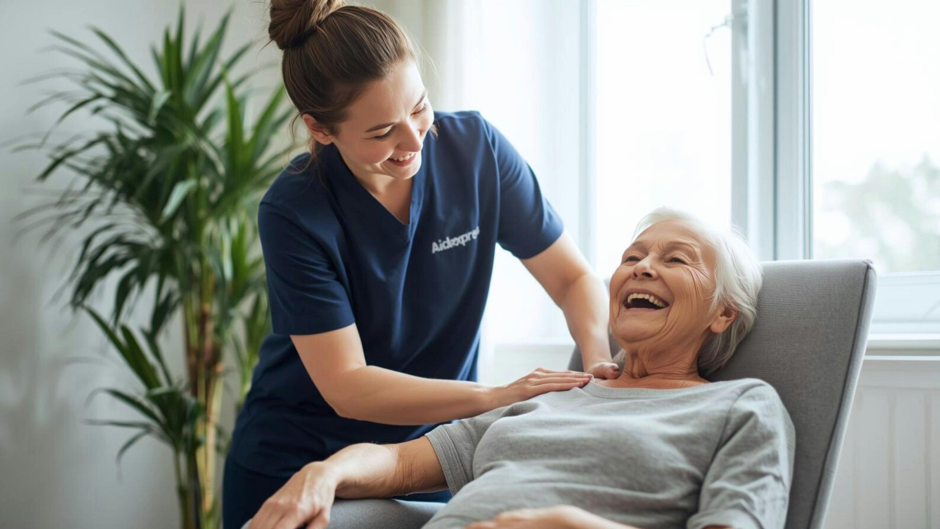 Massothérapeute effectuant un massage sur chaise à une dame âgée, illustrant un emploi en soins de détente et de bien-être humain chez Aidexpress.