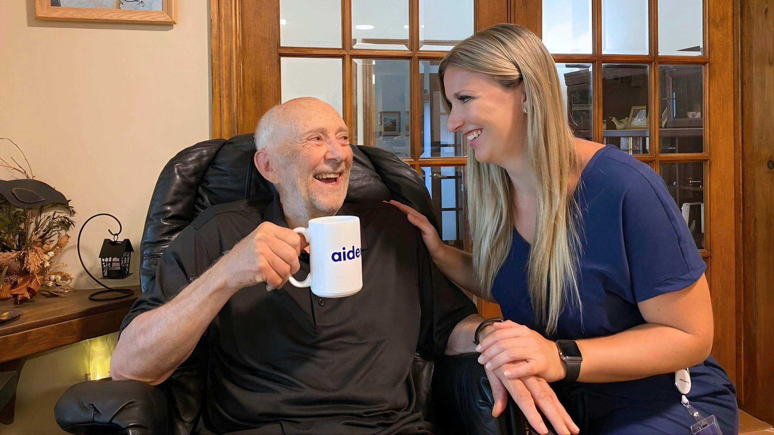Une dame de compagnie accompagne une personne âgée dans ses activités quotidiennes dans les Laurentides.