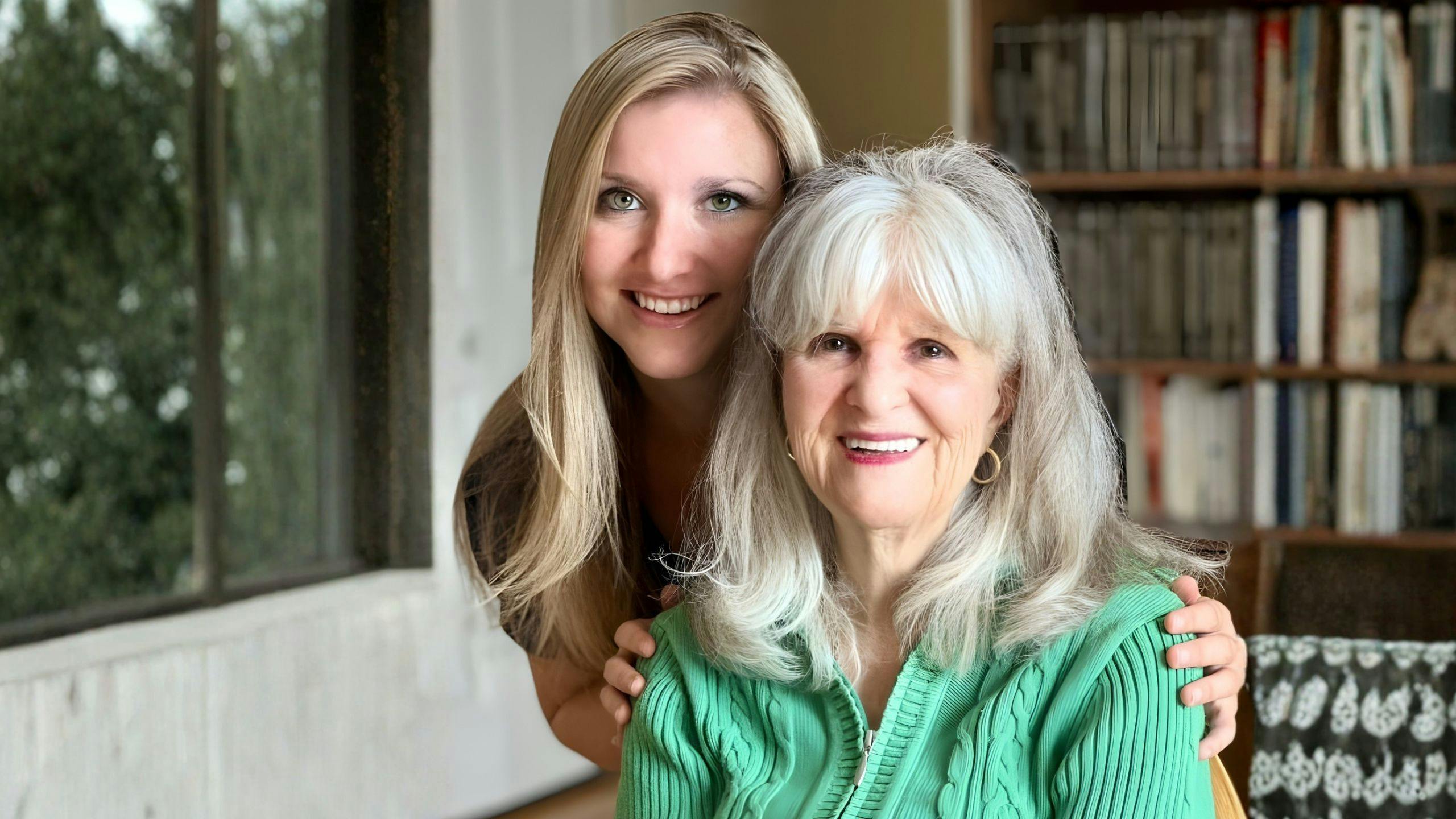 Une aidante d'aidexpress et une personne âgée à son domicile à Gatineau en Outaouais.