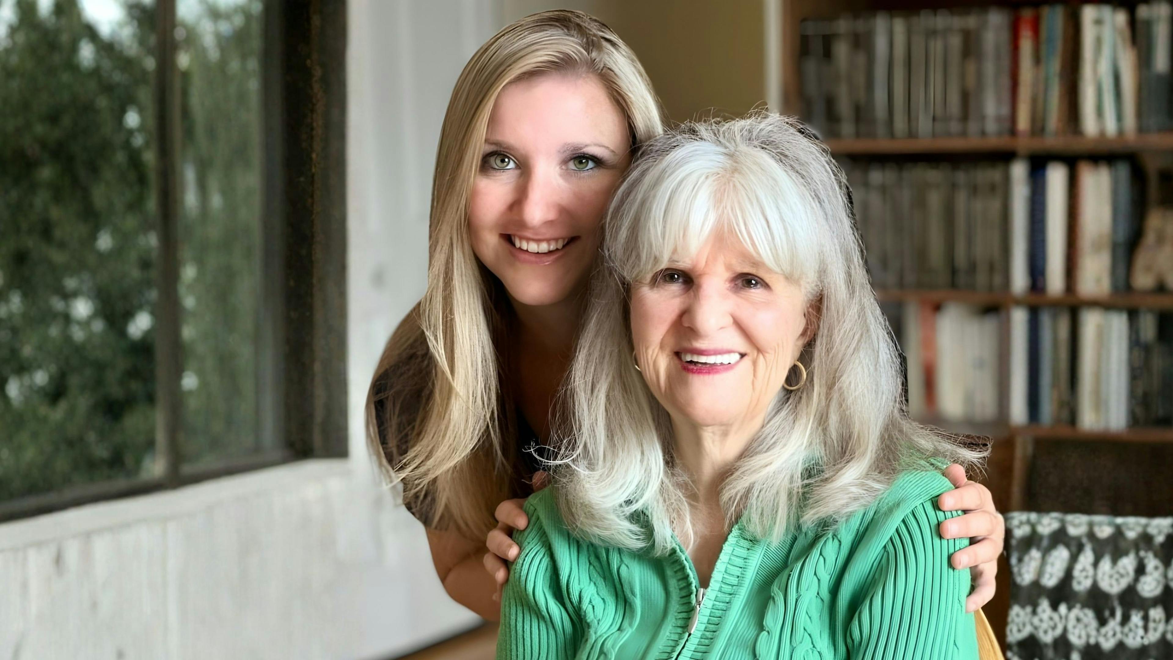 Une aidante d'aidexpress et une personne âgée à son domicile à Gatineau en Outaouais.