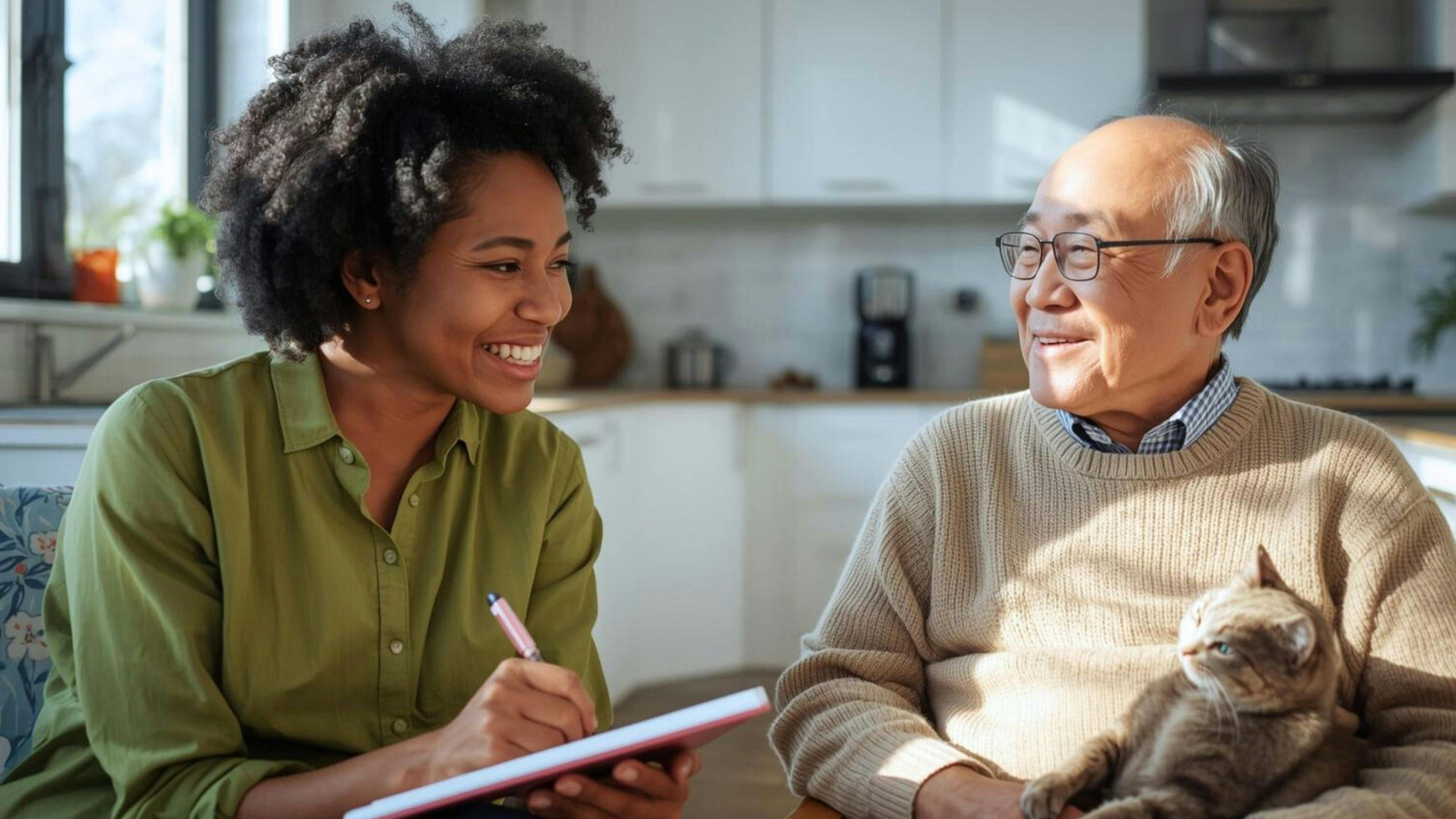 Travailleuse sociale à domicile échangeant avec un homme âgé pour lui offrir écoute, conseils et soutien psychosocial afin de renforcer son autonomie et améliorer sa qualité de vie.