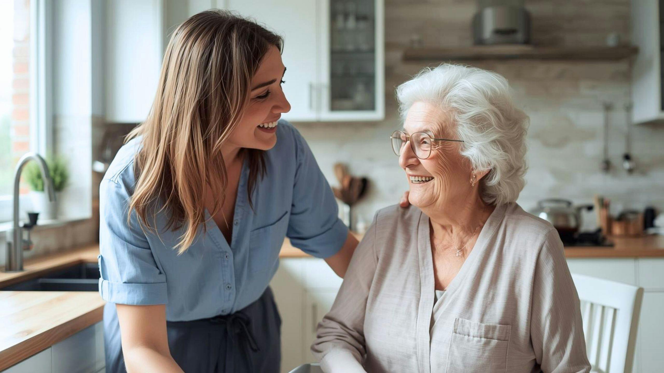 Une dame de compagnie accompagne une personne âgée dans ses activités quotidiennes.