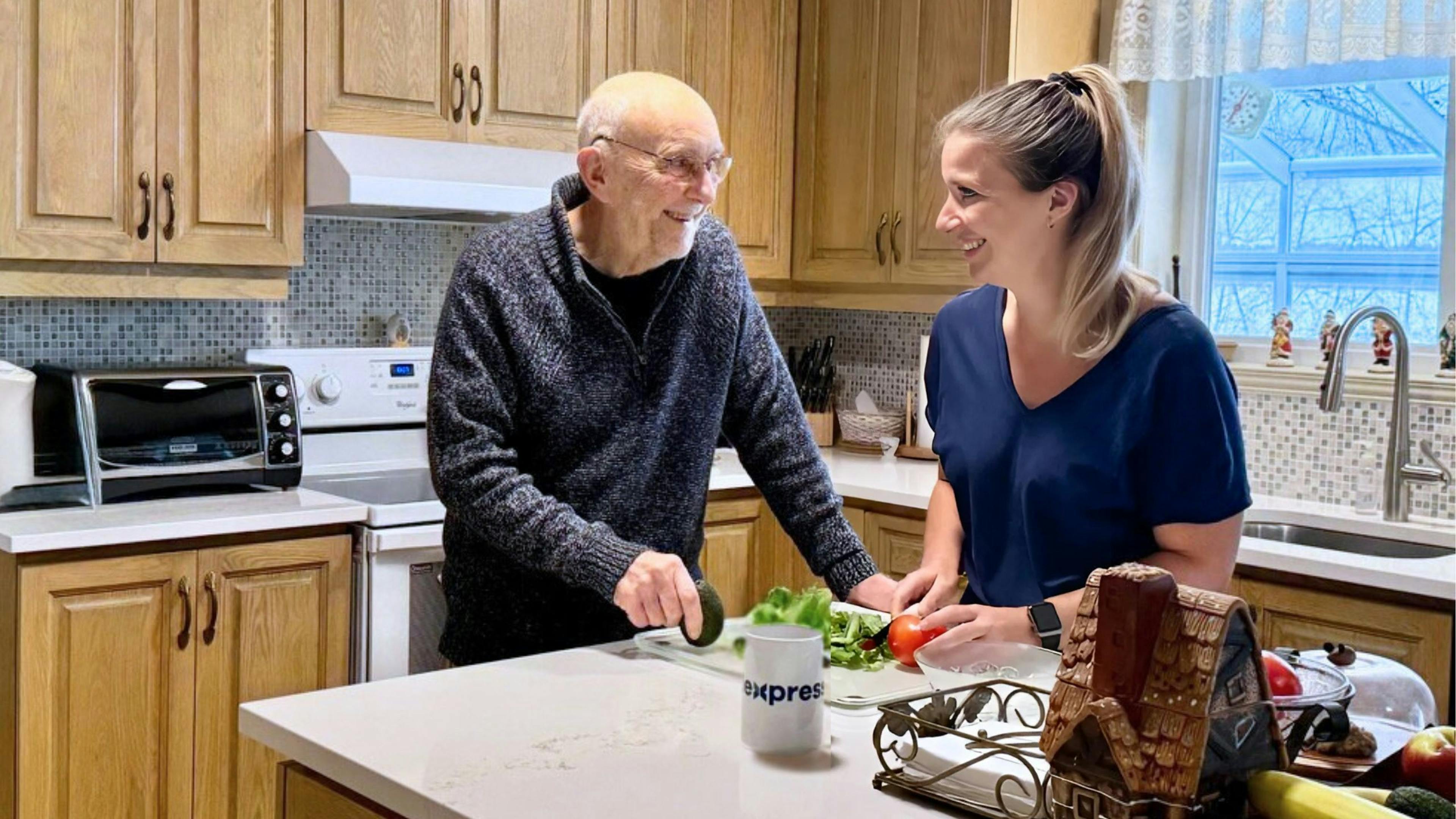 une aidante d'Aidexpress prépare un repas maison au domicile d'une personne âgée.