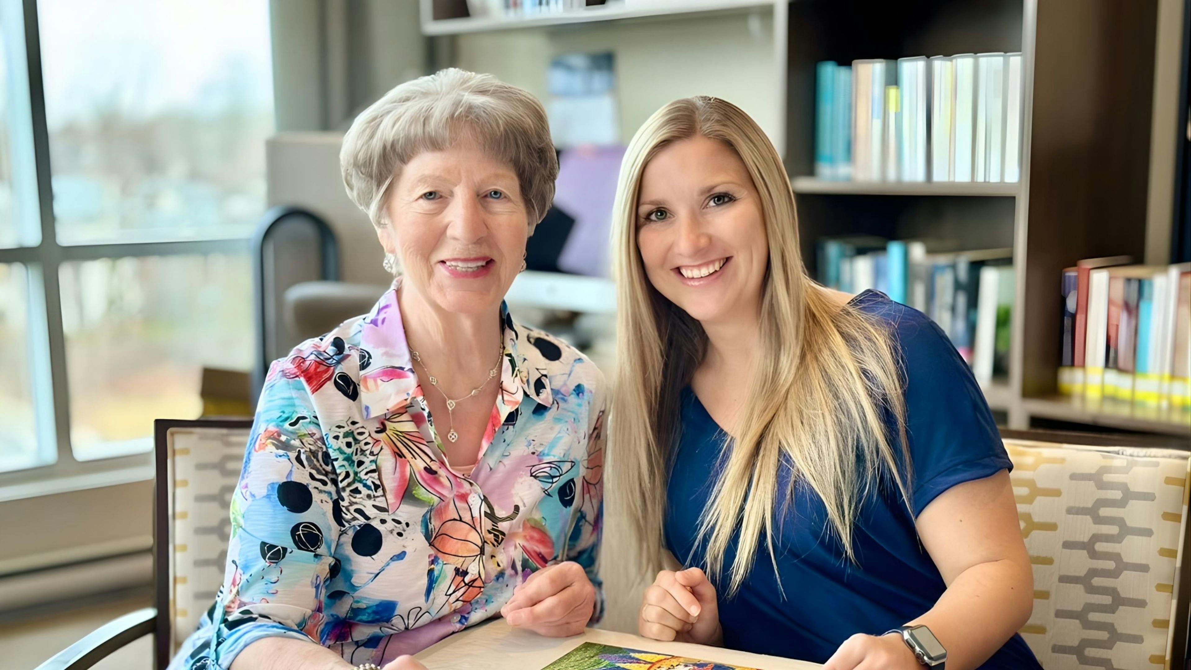 une aidante bienveillante d'Aidexpress qui tient accompagne une personne âgée dans ses activités quotidiennes à son domicile.