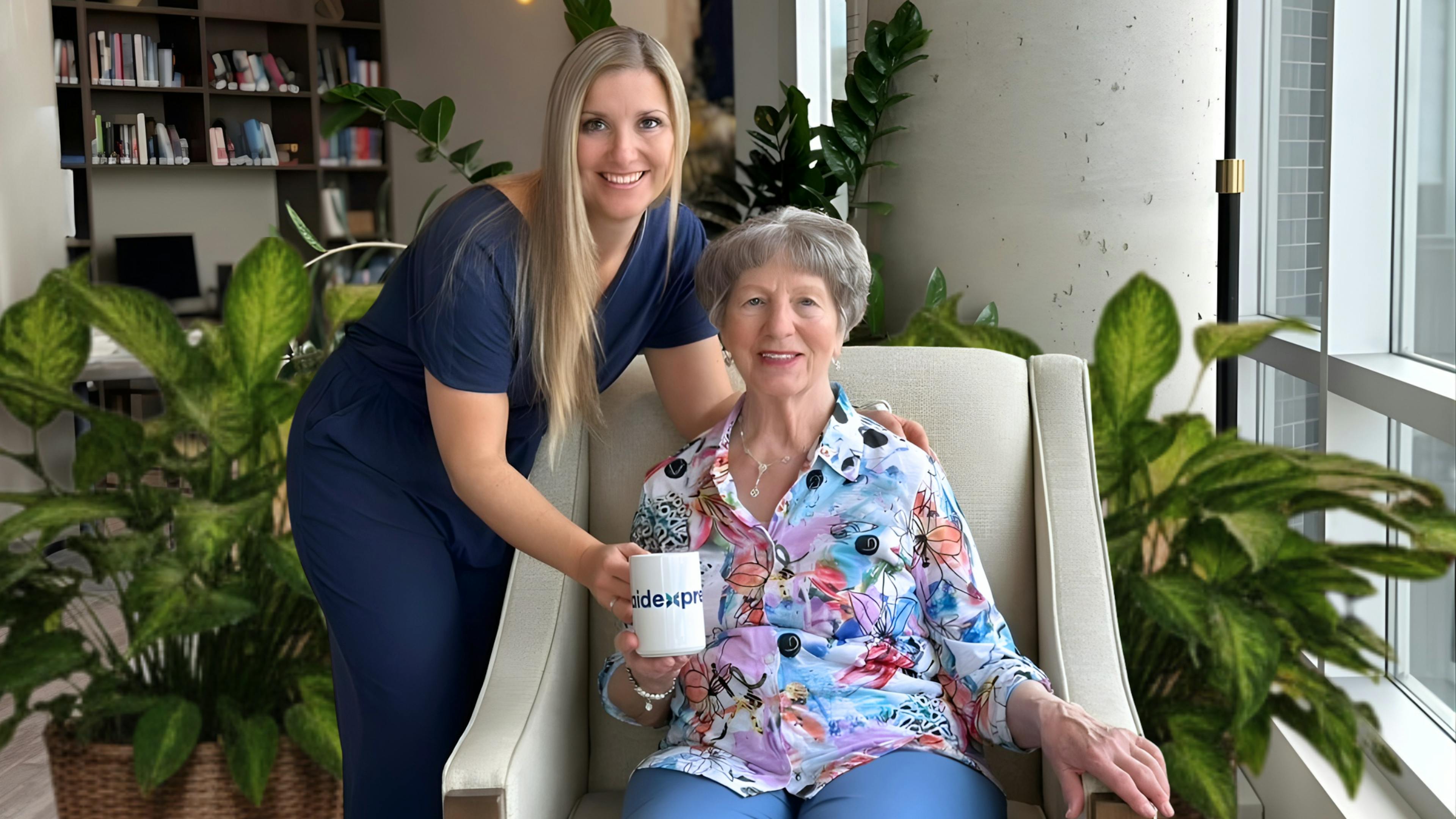 Dame de compagnie d'Aidexpress qui passe la journée avec une personne âgée dans sa résidence.