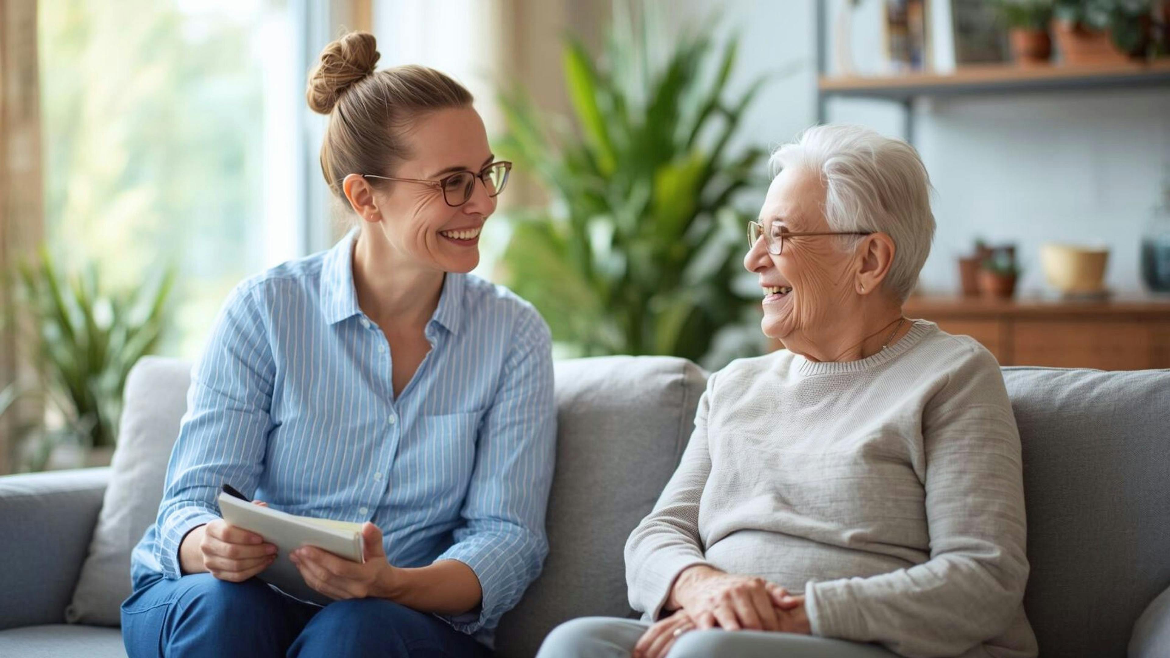 Une psychologue d’Aidexpress discute avec une dame âgée lors d’une rencontre à domicile, illustrant l’emploi de psychologue en soutien psychologique à domicile.