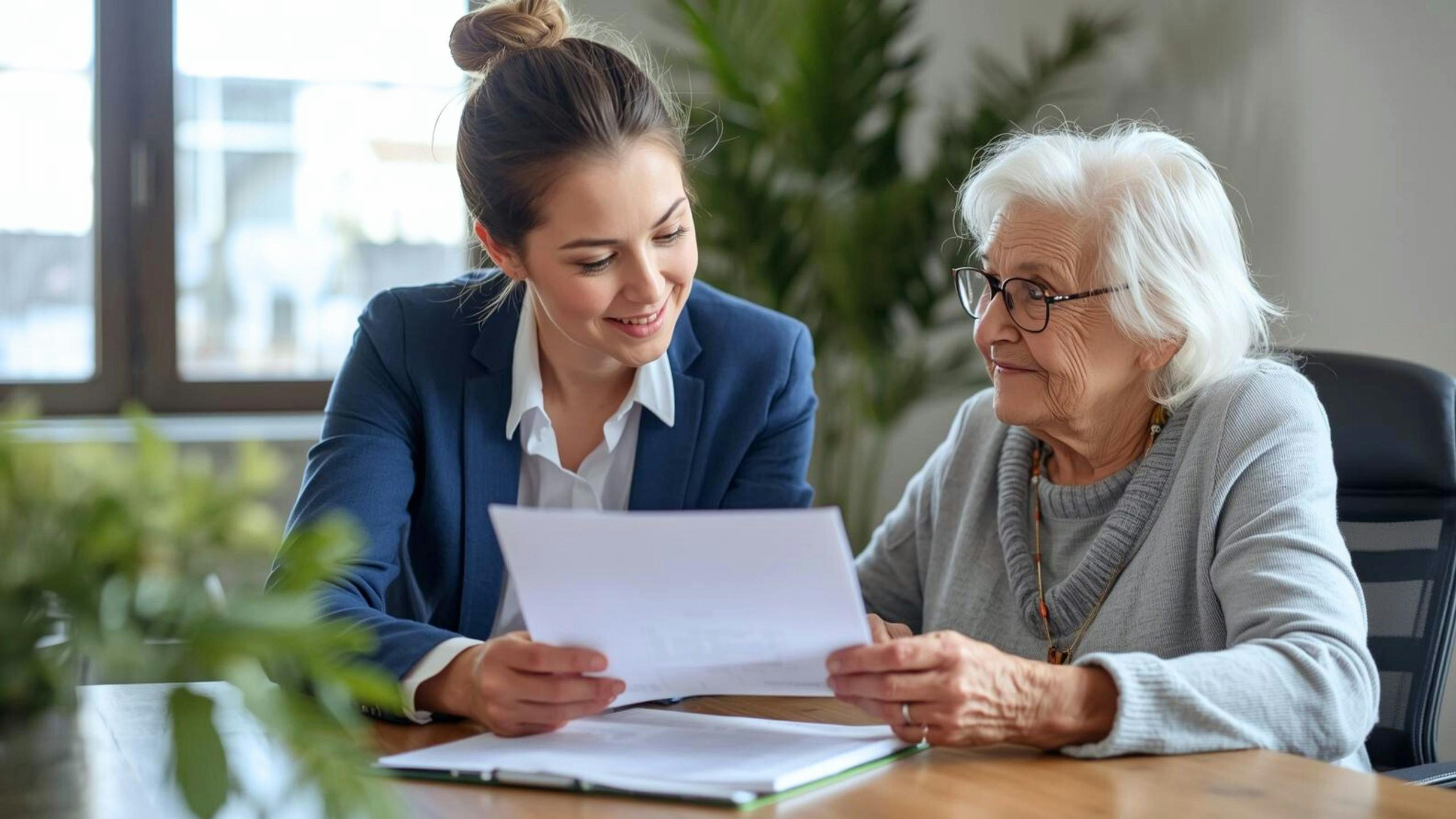 Une technicienne en travail social d’Aidexpress échange avec une dame âgée lors d’une rencontre à domicile, illustrant l’emploi de technicienne en travail social en accompagnement à domicile.