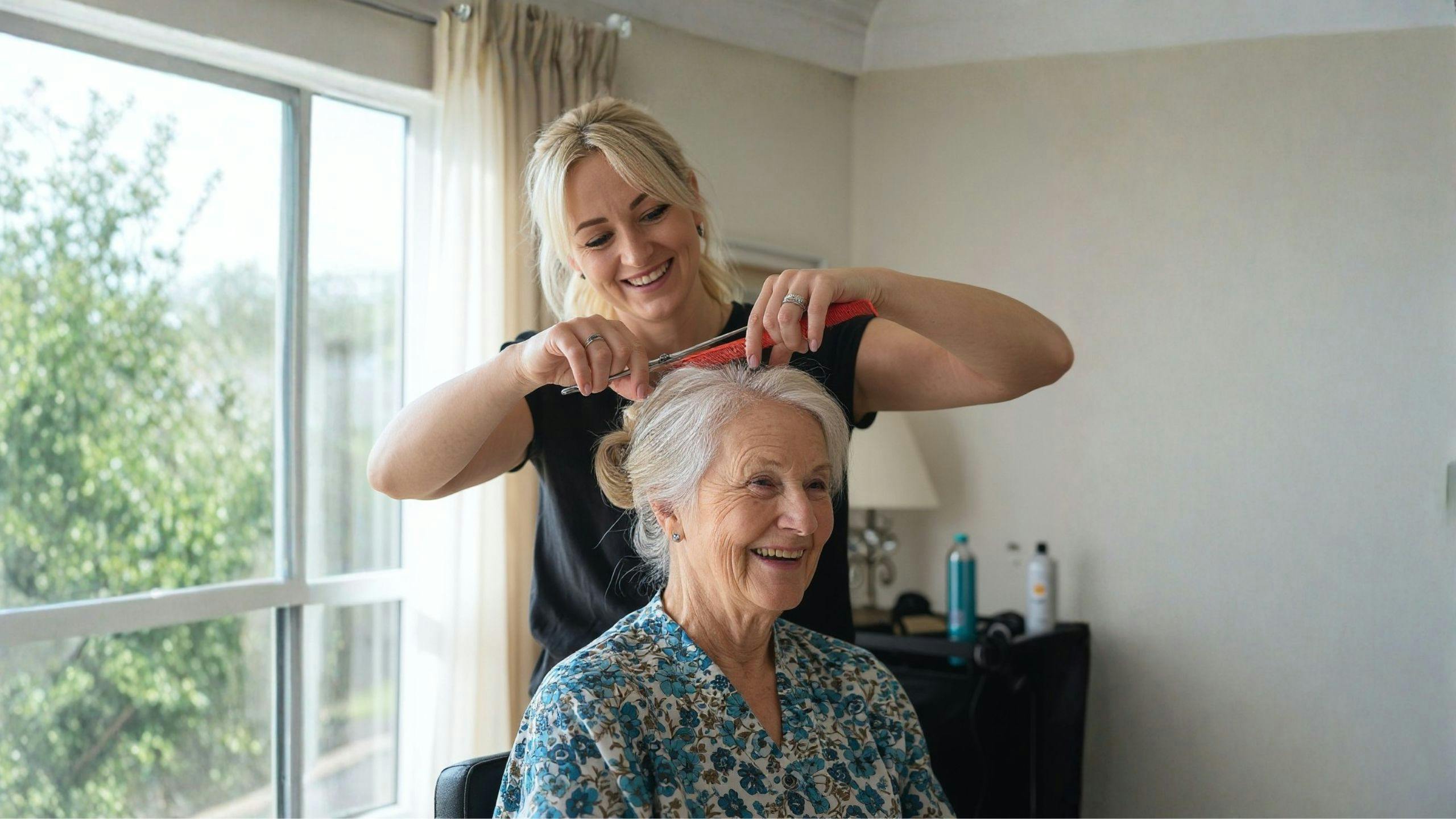 Une coiffeuse d’Aidexpress effectue une coupe de cheveux à domicile, illustrant l’emploi de coiffeuse à domicile.