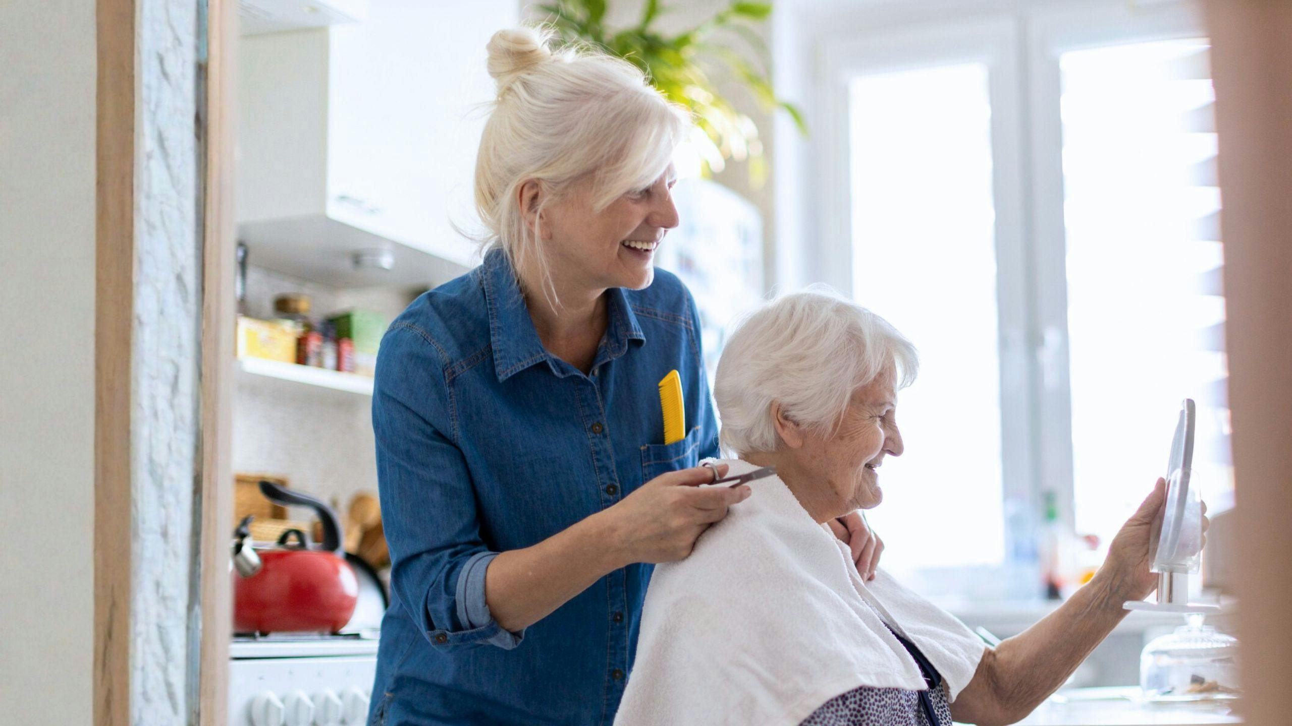 Une coiffeuse d’Aidexpress offre un service de coiffure à domicile, illustrant l’emploi de coiffeuse à domicile.