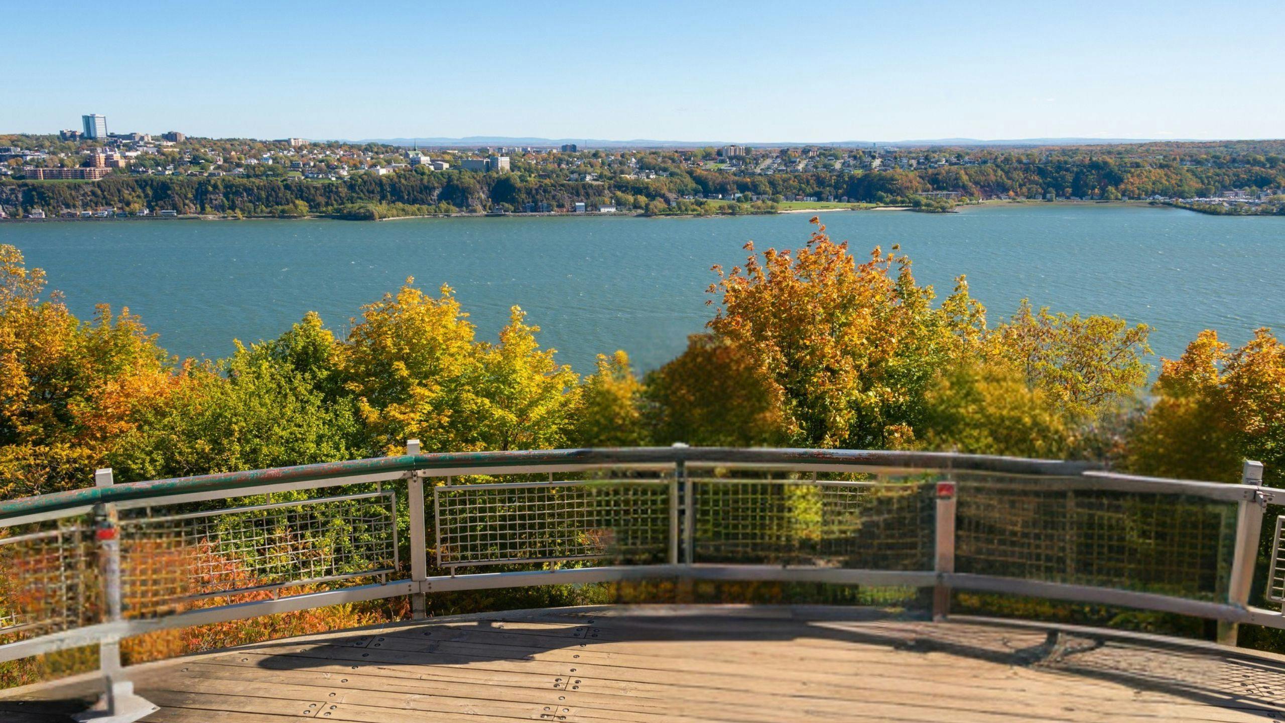 Une préposée d’Aidexpress offre une présence bienveillante à une personne âgée, l’accompagnant avec douceur dans ses activités de tous les jours à Lévis.