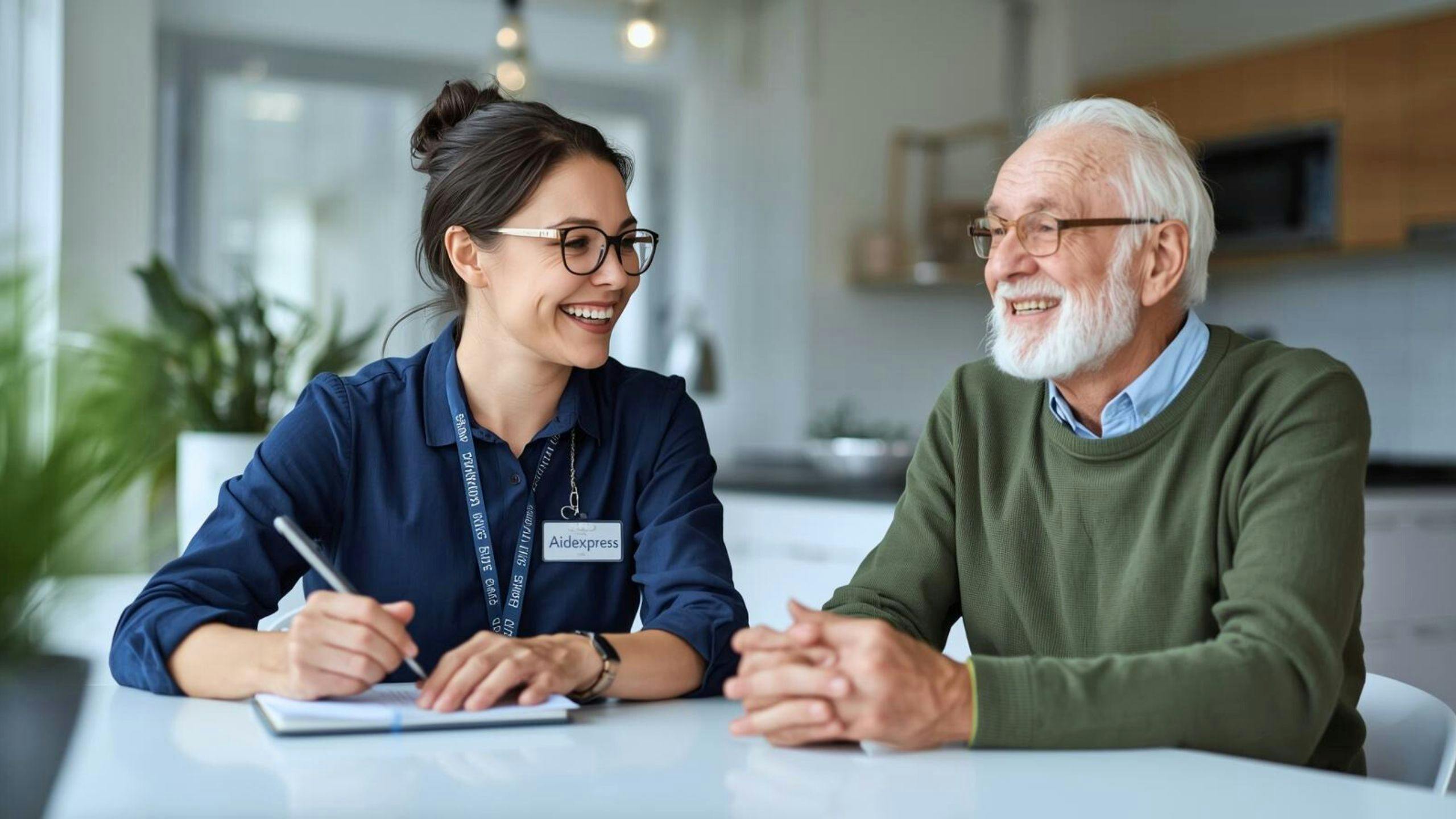 Agente en relations humaines Aidexpress échangeant avec un homme âgé lors d’une rencontre à domicile, symbolisant une approche humaine et bienveillante du soutien psychosocial.