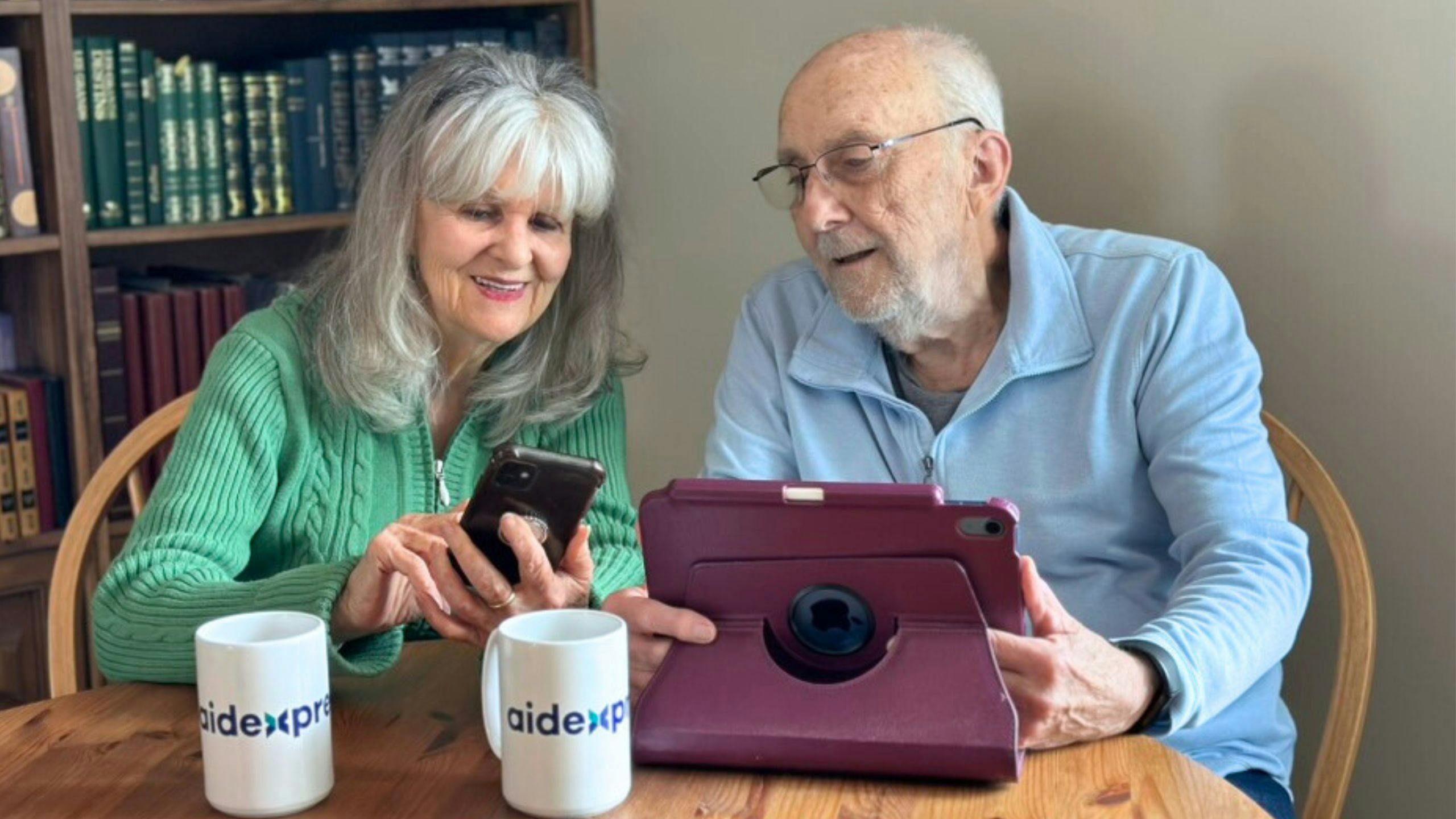 un couple regarde le site d'Aidexpress pour de l'information sur les services et soins à domicile et prendre rendez-vous pour avoir de l'aide à la maison