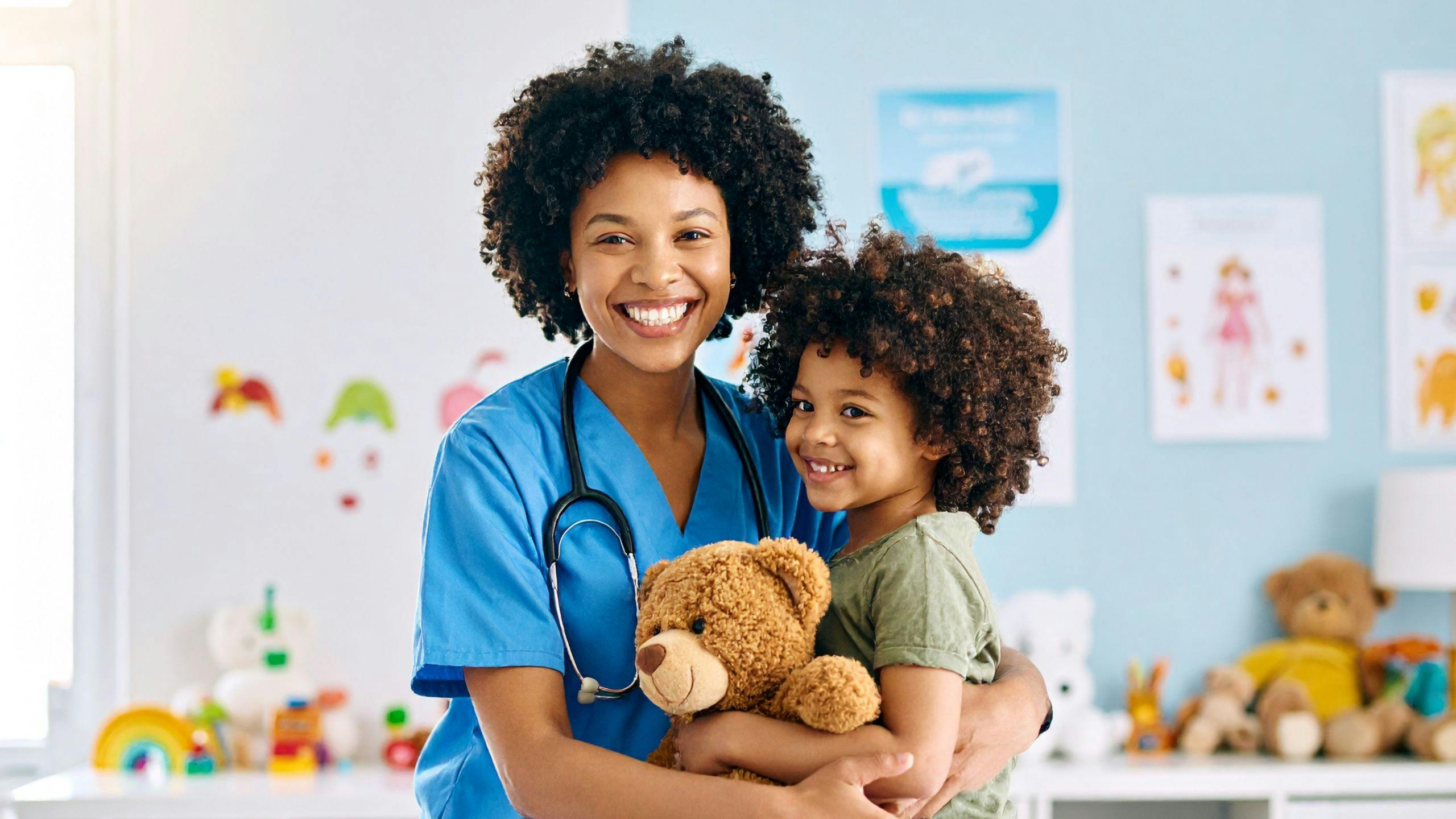 Infirmière à domicile offrant des soins attentionnés à un enfant dans un environnement familial chaleureux.