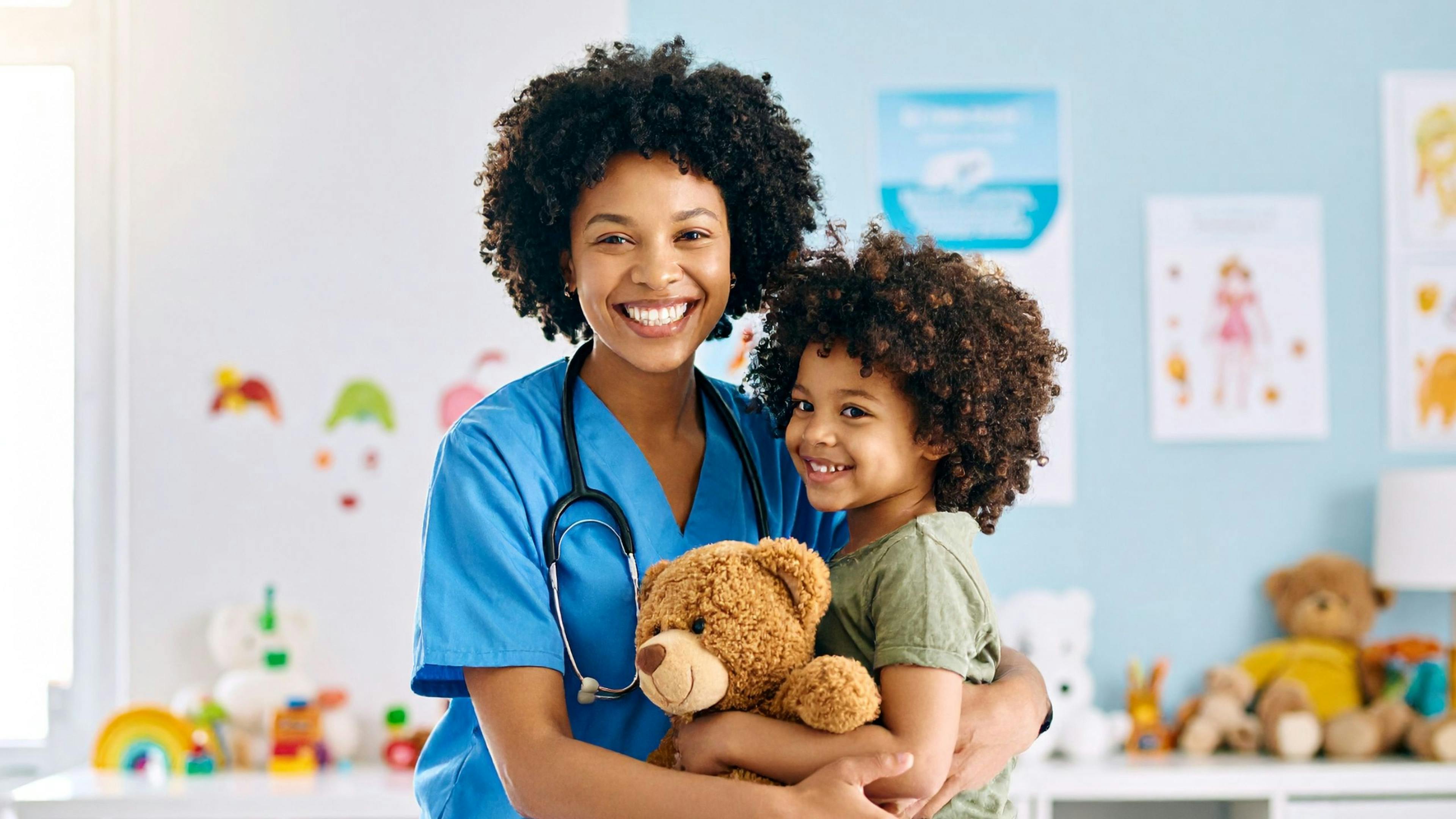 Infirmière à domicile offrant des soins attentionnés à un enfant dans un environnement familial chaleureux.