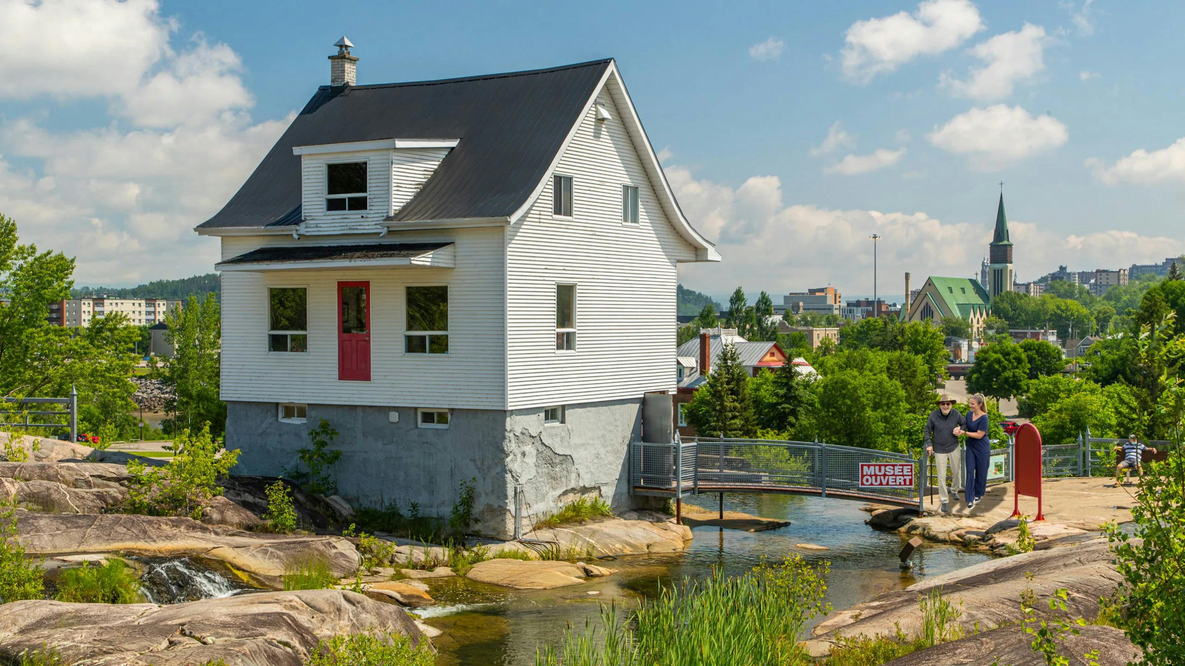 Services à domicile abordables et sécuritaires dans la région du Saguenay-Lac-Saint-Jean avec Aidexpress : aide, soins, répit, entretien et accompagnement. 